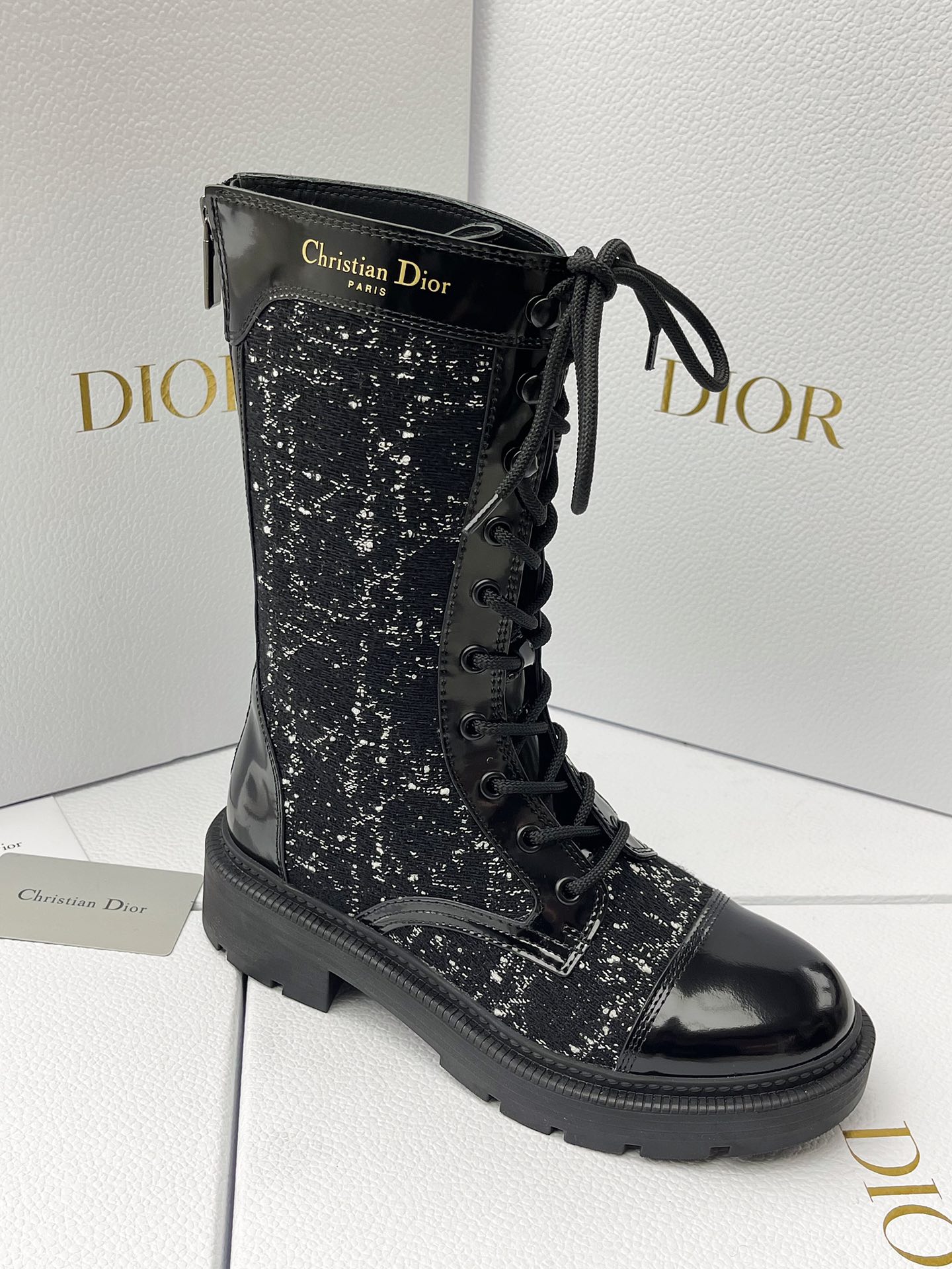 DR FW24 Lace-up Martin Boots ! Winter can not escape Dior Martin Boots Upper texture is really good-looking extremely brand characteristics we seriously do details just to let you wear more comfortable in the shoes of materials we are carefully selected behind the production of each shoe we need to pay is that you can not imagine the blood of the heart before the lace-up rear zipper design open and close to put on and take off conveniently!Yardage: 35-39 (40, 41 customized non-refundable and non-exchangeable)P1100