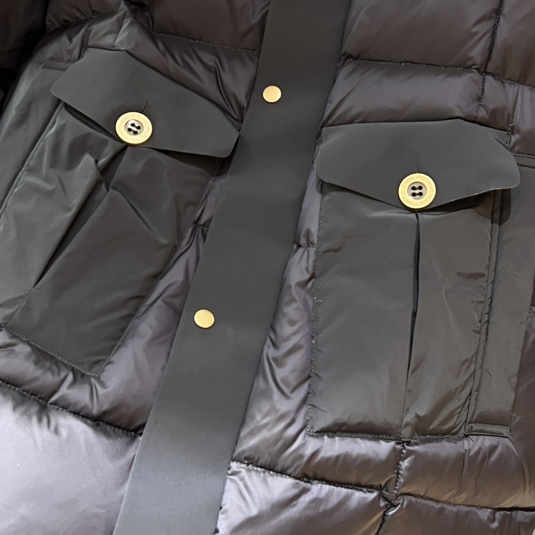 P990 ZZ triple defense fabric windproof waterproof tear laser cutting non-marking quilting line heterogeneous material splicing sleeve non-marking hood + access control Siberian white duck down fluffy filling men's stacked hooded down bread jacket selected Siberian 90% white duck down each duck down is a gift of nature from Siberia is known as the "Gold Down Belt "26 professional washing rigorous cleanliness higher than the national standard requirements down clean, soft and plentiful to reduce odor disturbances without the courage to straighten the full grid according to the grid filled with down zones filled with a reasonable distribution of warmth area is not easy to go out of place does not push the down to keep warm and even to the fullness of the down warm throughout the winter fabric friction does not make noise breathable non-coated, non-film fine non-drilling fabrics are flexible, strong processing organization closely Breathable good smooth and good care of color: khaki / navy size: 48-56 (M-XXXL) 48 yards Bust 120 Shoulder width 52 Sleeve length 62.5 Length 72.5