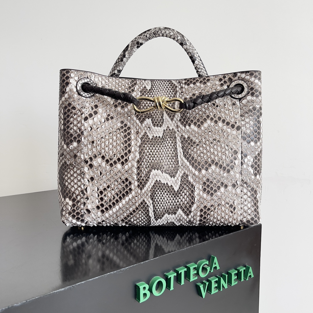 BOTTEGA VENETA葆蝶家女士ANDIAMO蛇皮手提包 Snakeskin finalmente nos leva Andiamo jogar um fã da família b certamente sabe que andiamo é um merecido clássico modelos quentes, não importa o que a temporada é muito adequado para a capacidade e moda são muito bons para atender as senhoras sair não quer ser muito alto perfil estilo pesado combinado com a sua própria elegância deste tempo a adição de pele de cobra não vai se sentir muito chamativo revelar selvagem com um cheio de estilo exótico. A pele de cobra não é demasiado vistosa e revela um estilo selvagem cheio de exotismo!Modelo n.º: 743572Tamanho: 32*24*12cm