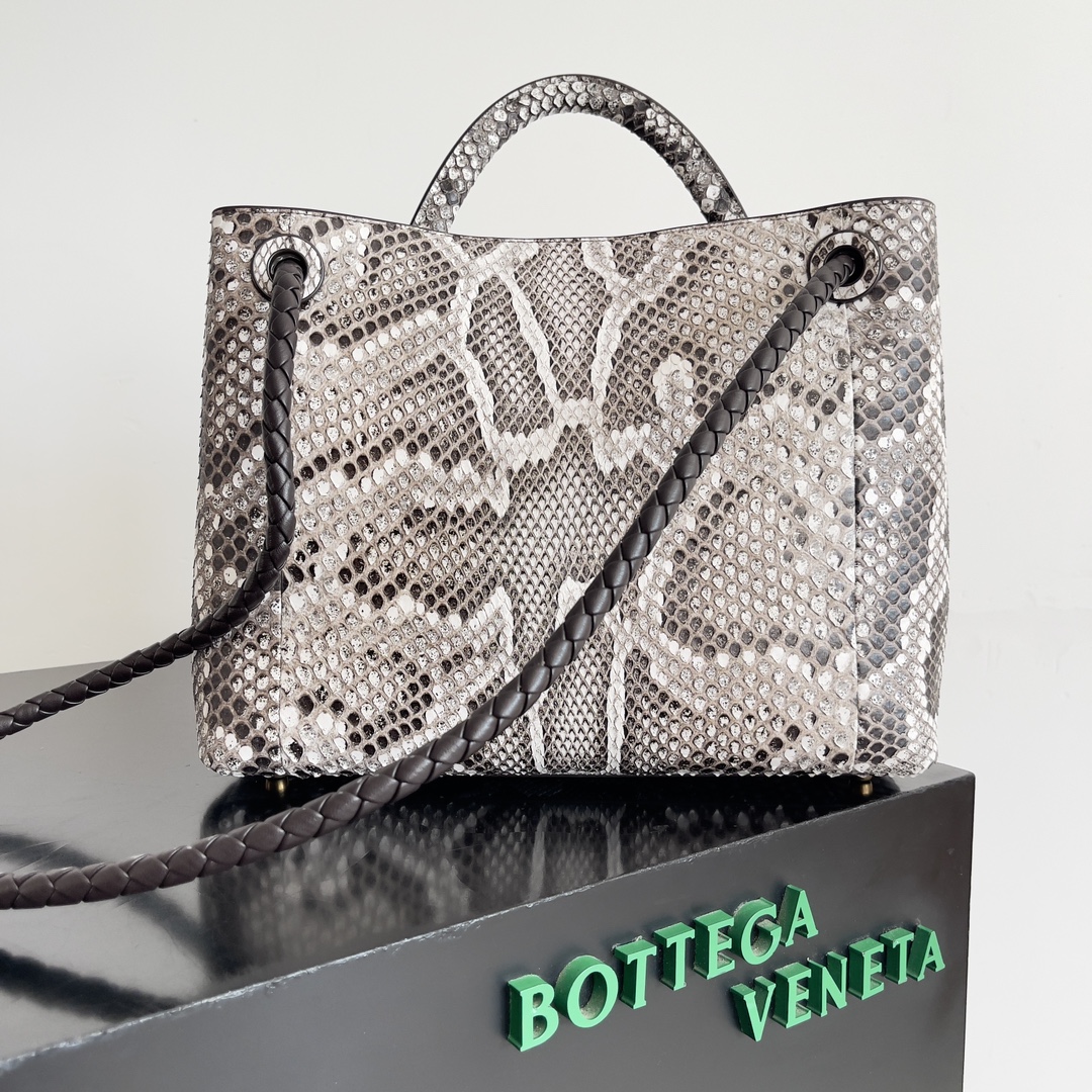 BOTTEGA VENETA葆蝶家女士ANDIAMO蛇皮手提包 Snakeskin finalmente nos leva Andiamo jogar um fã da família b certamente sabe que andiamo é um merecido clássico modelos quentes, não importa o que a temporada é muito adequado para a capacidade e moda são muito bons para atender as senhoras sair não quer ser muito alto perfil estilo pesado combinado com a sua própria elegância deste tempo a adição de pele de cobra não vai se sentir muito chamativo revelar selvagem com um cheio de estilo exótico. A pele de cobra não é demasiado vistosa e revela um estilo selvagem cheio de exotismo!Modelo n.º: 743572Tamanho: 32*24*12cm