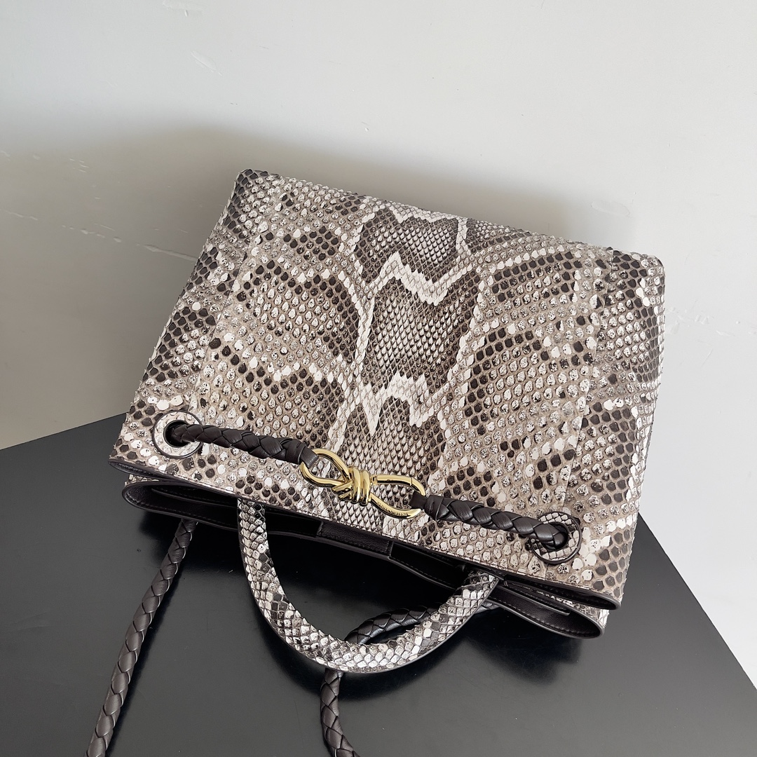 BOTTEGA VENETA葆蝶家女士ANDIAMO蛇皮手提包 Snakeskin finalmente nos leva Andiamo jogar um fã da família b certamente sabe que andiamo é um merecido clássico modelos quentes, não importa o que a temporada é muito adequado para a capacidade e moda são muito bons para atender as senhoras sair não quer ser muito alto perfil estilo pesado combinado com a sua própria elegância deste tempo a adição de pele de cobra não vai se sentir muito chamativo revelar selvagem com um cheio de estilo exótico. A pele de cobra não é demasiado vistosa e revela um estilo selvagem cheio de exotismo!Modelo n.º: 743572Tamanho: 32*24*12cm