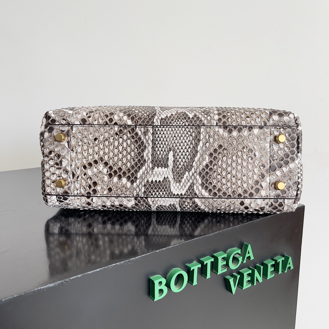 BOTTEGA VENETA葆蝶家女士ANDIAMO蛇皮手提包 Snakeskin finalmente nos leva Andiamo jogar um fã da família b certamente sabe que andiamo é um merecido clássico modelos quentes, não importa o que a temporada é muito adequado para a capacidade e moda são muito bons para atender as senhoras sair não quer ser muito alto perfil estilo pesado combinado com a sua própria elegância deste tempo a adição de pele de cobra não vai se sentir muito chamativo revelar selvagem com um cheio de estilo exótico. A pele de cobra não é demasiado vistosa e revela um estilo selvagem cheio de exotismo!Modelo n.º: 743572Tamanho: 32*24*12cm