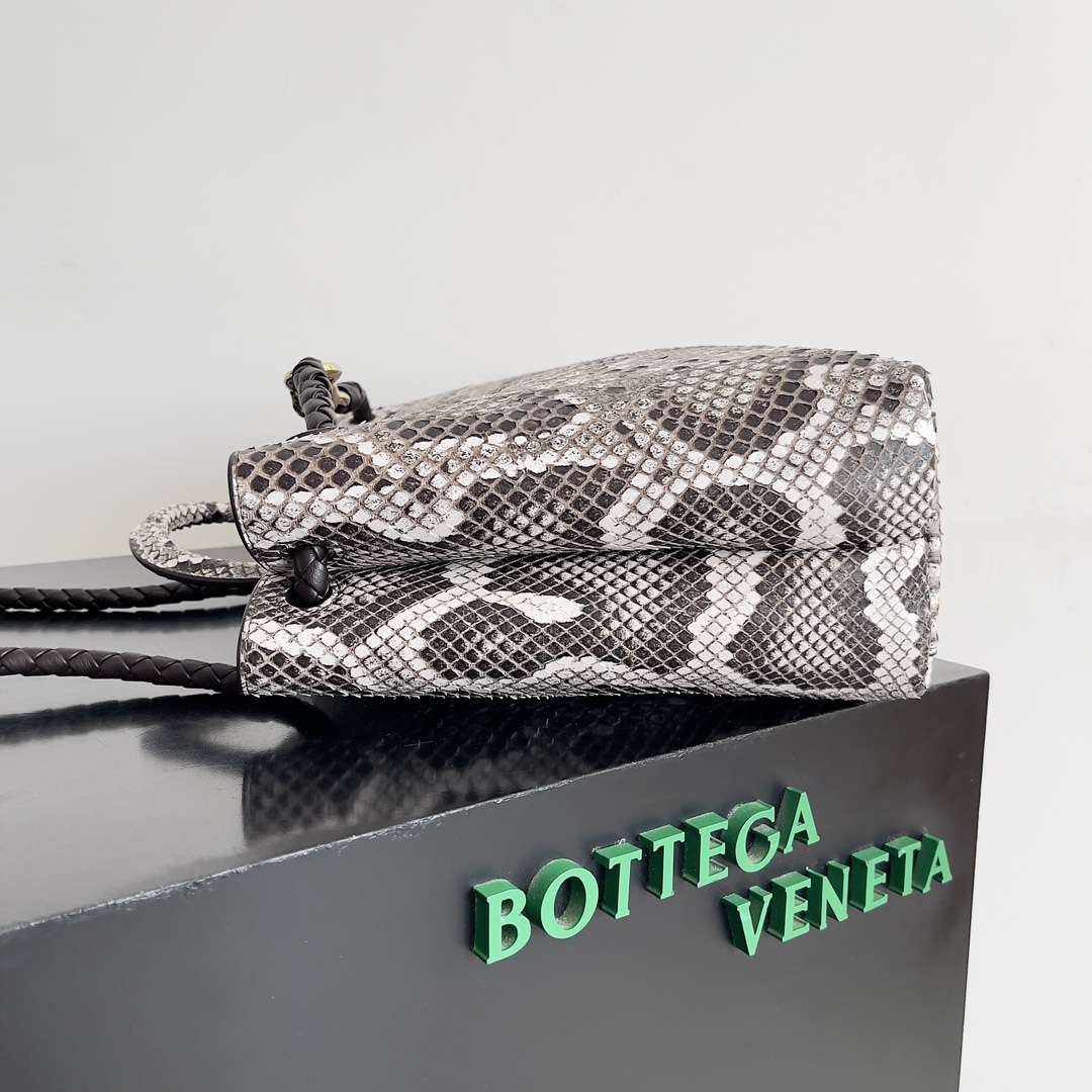 BOTTEGA VENETA葆蝶家女士ANDIAMO蛇皮手提包 Snakeskin finally take us Andiamo play it as a fan of the b family surely know that andiamo is a deservedly classic hot models no matter what the season is very suitable for capacity and fashion are very good to meet the ladies go out and do not want to be too high-profile cumbersome style combined with their own elegance of this time the addition of snakeskin and not feel too flamboyant reveal wild with a full of exotic style. Let a person feel too ostentatious reveals the wild with full of exotic flavorModel No.: 743572Size: 32*24*12cm