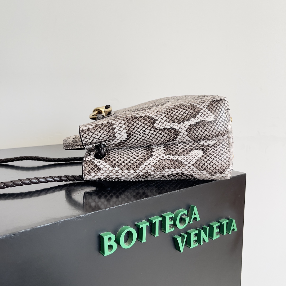 BOTTEGA VENETA葆蝶家女士ANDIAMO蛇皮手提包 Snakeskin finally take us Andiamo play it as a fan of the b family surely know andiamo is a deservedly classic hot models no matter what the season is very adaptable capacity and fashion are very good to meet the ladies go out and do not want to be too high-profile cumbersome style combined with their own elegance of this time the addition of snakeskin will not make you feel too flamboyant revealed wild with a full of exotic flavor Make people feel too ostentatious reveal the wild with full of exotic flavor Model No.: 743568 Size: 25 * 22 * 10.5cm-high imitation factory