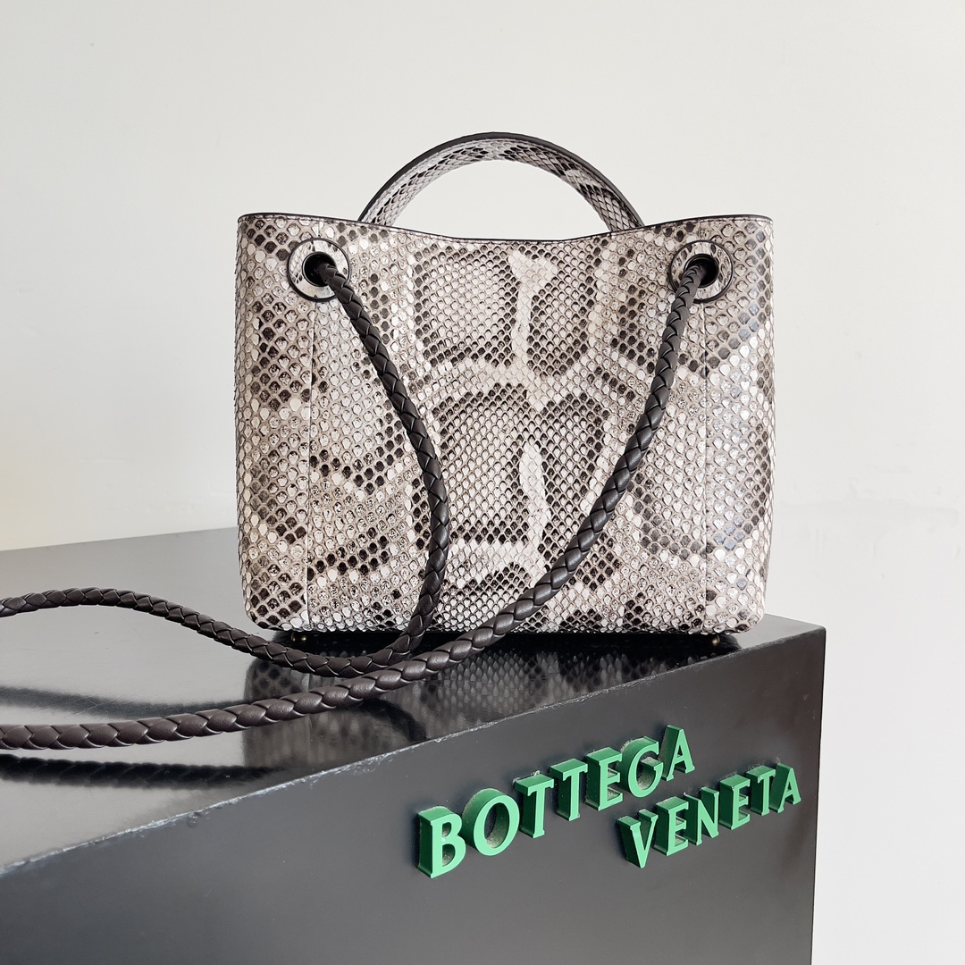 BOTTEGA VENETA葆蝶家女士ANDIAMO蛇皮手提包 Snakeskin finally take us Andiamo play it as a fan of the b family surely know andiamo is a deservedly classic hot models no matter what the season is very adaptable capacity and fashion are very good to meet the ladies go out and do not want to be too high-profile cumbersome style combined with their own elegance of this time the addition of snakeskin will not make you feel too flamboyant revealed wild with a full of exotic flavor Make people feel too ostentatious reveal the wild with full of exotic flavor Model No.: 743568 Size: 25 * 22 * 10.5cm-high imitation factory