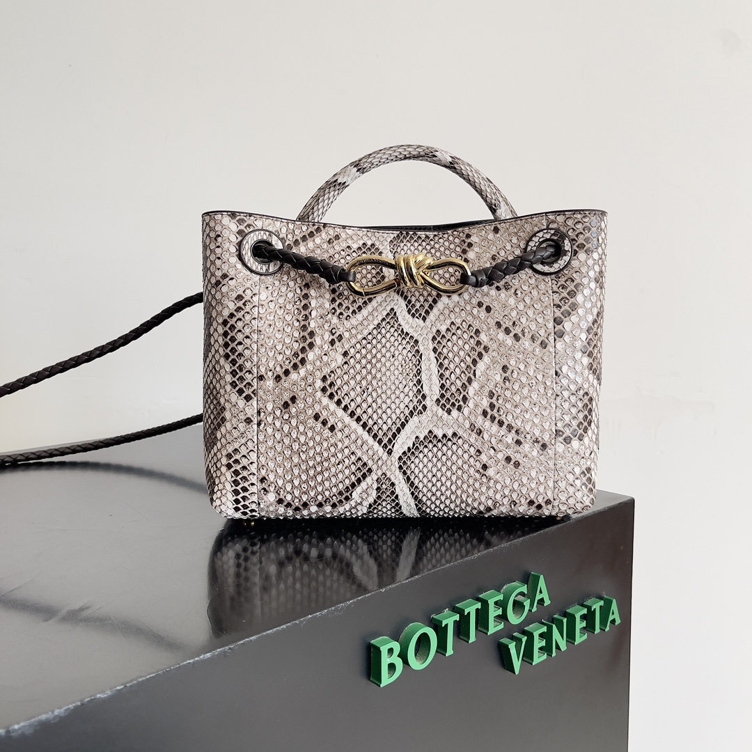 BOTTEGA VENETA葆蝶家女士ANDIAMO蛇皮手提包 Snakeskin finally take us Andiamo play it as a fan of the b family surely know andiamo is a deservedly classic hot models no matter what the season is very adaptable capacity and fashion are very good to meet the ladies go out and do not want to be too high-profile cumbersome style combined with their own elegance of this time the addition of snakeskin will not make you feel too flamboyant revealed wild with a full of exotic flavor Make people feel too ostentatious reveal the wild with full of exotic flavor Model No.: 743568 Size: 25 * 22 * 10.5cm-high imitation factory