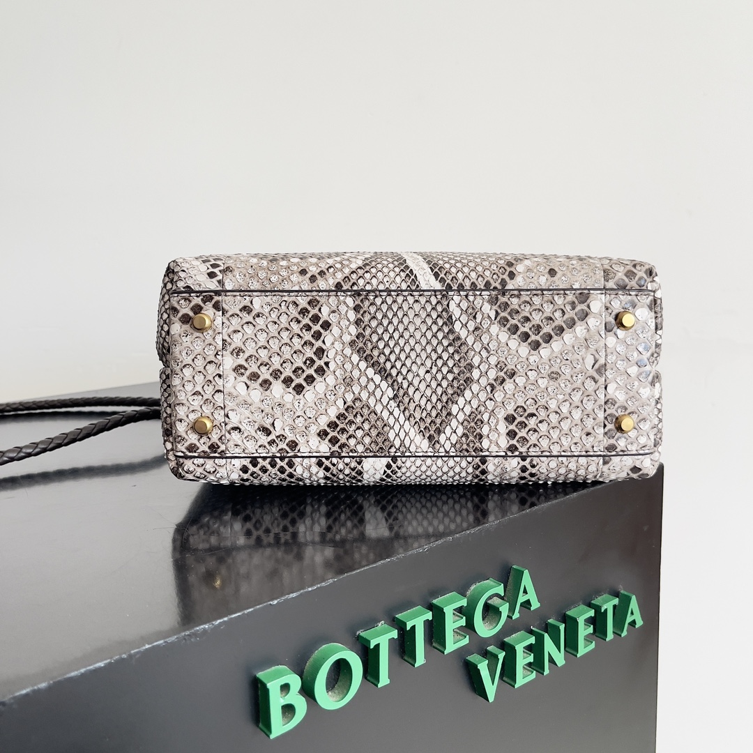 BOTTEGA VENETA葆蝶家女士ANDIAMO蛇皮手提包 Snakeskin finally take us Andiamo play it as a fan of the b family surely know andiamo is a deservedly classic hot models no matter what the season is very adaptable capacity and fashion are very good to meet the ladies go out and do not want to be too high-profile cumbersome style combined with their own elegance of this time the addition of snakeskin will not make you feel too flamboyant revealed wild with a full of exotic flavor Make people feel too ostentatious reveal the wild with full of exotic flavor Model No.: 743568 Size: 25 * 22 * 10.5cm-high imitation factory