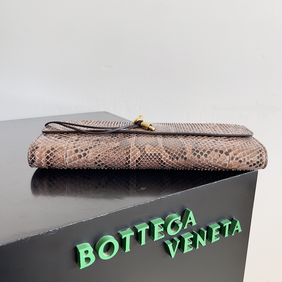 BOTTEGA VENETA new ladies ANDIAMO CLUTCH snakeskin clutch bag This water snake skin andiamo clutch clutch is the representative of the old money style whether you choose a simple single product or gorgeous accessories with which can make people go out full of self-confidence and charm is typical of the old money style must-have single product it is a compact design but the capacity is quite considerable enough to accommodate the daily carry-on items! This bag is really a variety of banquets, parties clutch bag ideal for more than a lot of European and American actresses favorite is practical and beautiful both bags Model: 794945 Size: 31 * 13 * 3cm-High Faux Factory