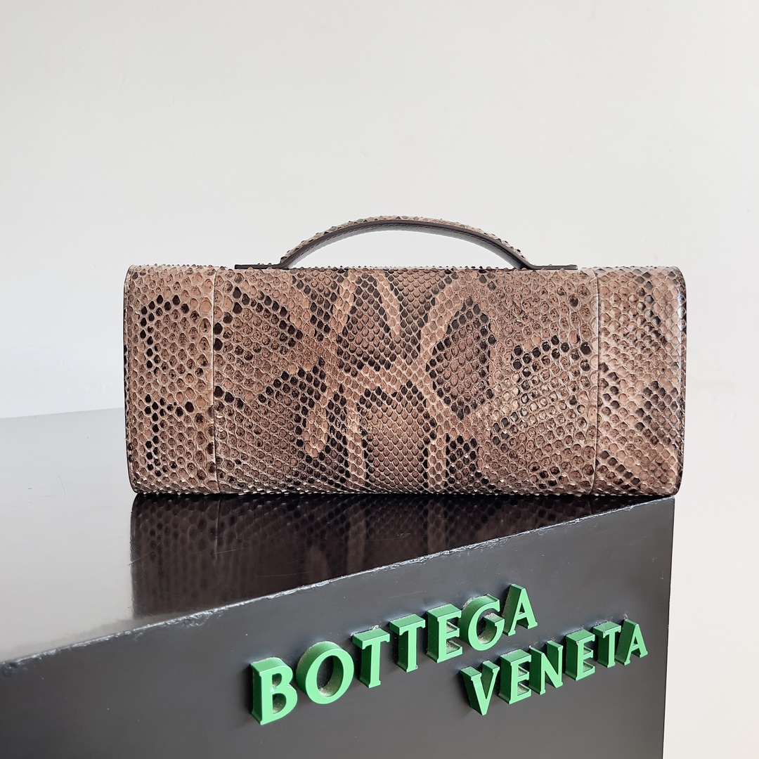 BOTTEGA VENETA new ladies ANDIAMO CLUTCH snakeskin clutch bag This water snake skin andiamo clutch clutch is the representative of the old money style whether you choose a simple single product or gorgeous accessories with which can make people go out full of self-confidence and charm is typical of the old money style must-have single product it is a compact design but the capacity is quite considerable enough to accommodate the daily carry-on items! This bag is really a variety of banquets, parties clutch bag ideal for more than a lot of European and American actresses favorite is practical and beautiful both bags Model: 794945 Size: 31 * 13 * 3cm-High Faux Factory