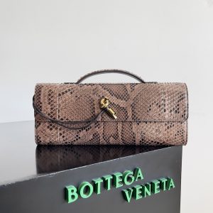 BOTTEGA VENETA NUEVA MUJER ANDIAMO CLUTCH CLUTCH BOTTEGA VENETA NUEVA MUJER ANDIAMO CLUTCH CLUTCH BOTTEGA VENETA NUEVA MUJER ANDIAMO CLUTCH CLUTCH BOTTEGA VENETA NUEVA MUJER ANDIAMO CLUTCH CLUTCH Este bolso de mano andiamo es un representante del estilo de dinero viejo, si usted elige a los elementos simples o accesorios magníficos con ella, puede hacer que una persona fuera de la casa con plena confianza y el glamour es un típico must-have artículos del estilo de dinero viejo, es un diseño compacto, pero la capacidad es bastante sustancial suficiente para dar cabida a las pertenencias diarias ¡Esta bolsa es realmente una variedad de banquetes, fiestas bolso de embrague opción ideal es más una gran cantidad de celebridades femeninas europeas y americanas favorito es a la vez práctico y hermoso bolso!Modelo Nº: 794945Tamaño: 31*13*3cm