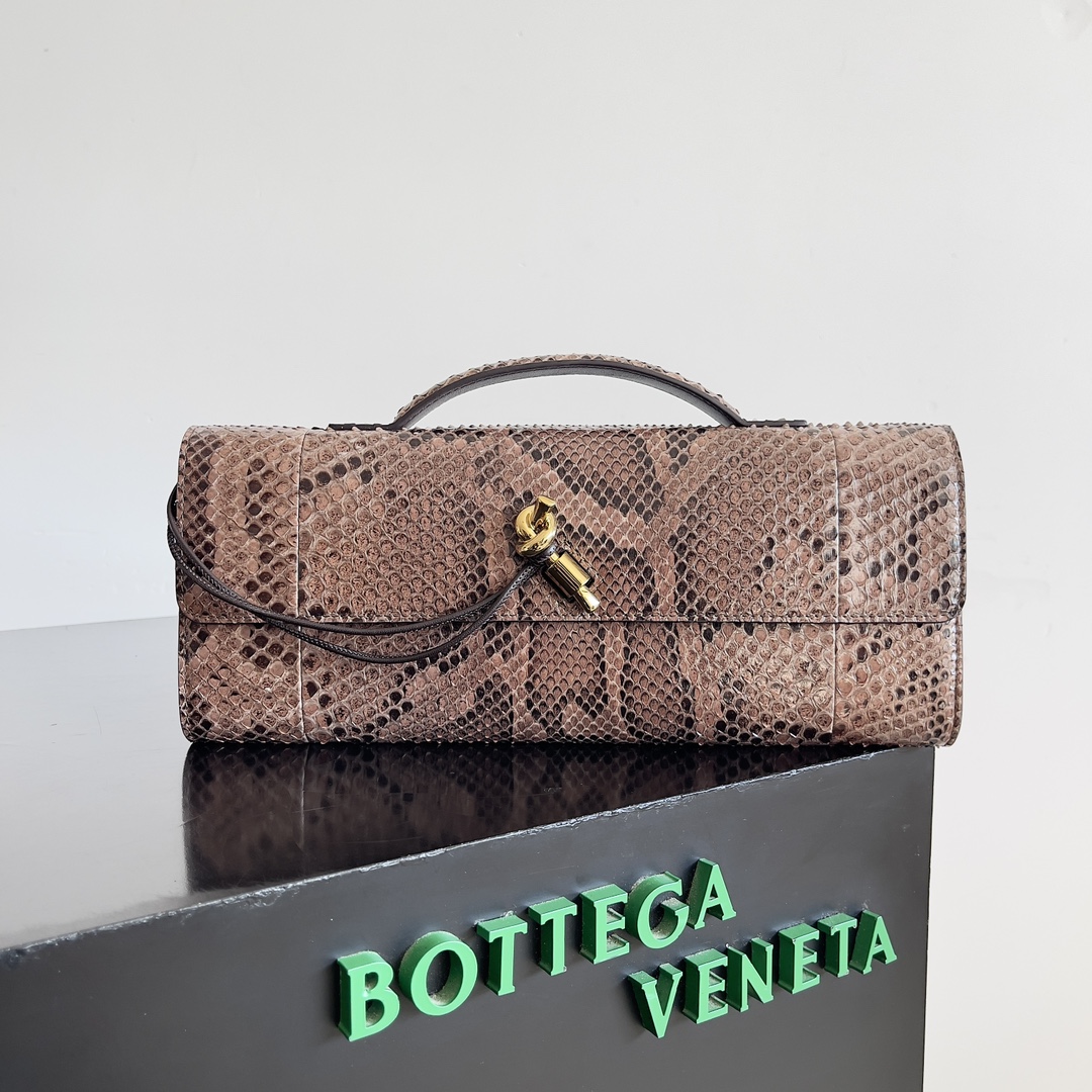 BOTTEGA VENETA new ladies ANDIAMO CLUTCH snakeskin clutch bag This water snake skin andiamo clutch clutch is the representative of the old money style whether you choose a simple single product or gorgeous accessories with which can make people go out full of self-confidence and charm is typical of the old money style must-have single product it is a compact design but the capacity is quite considerable enough to accommodate the daily carry-on items! This bag is really a variety of banquets, parties clutch bag ideal for more than a lot of European and American actresses favorite is practical and beautiful both bags Model: 794945 Size: 31 * 13 * 3cm-High Faux Factory