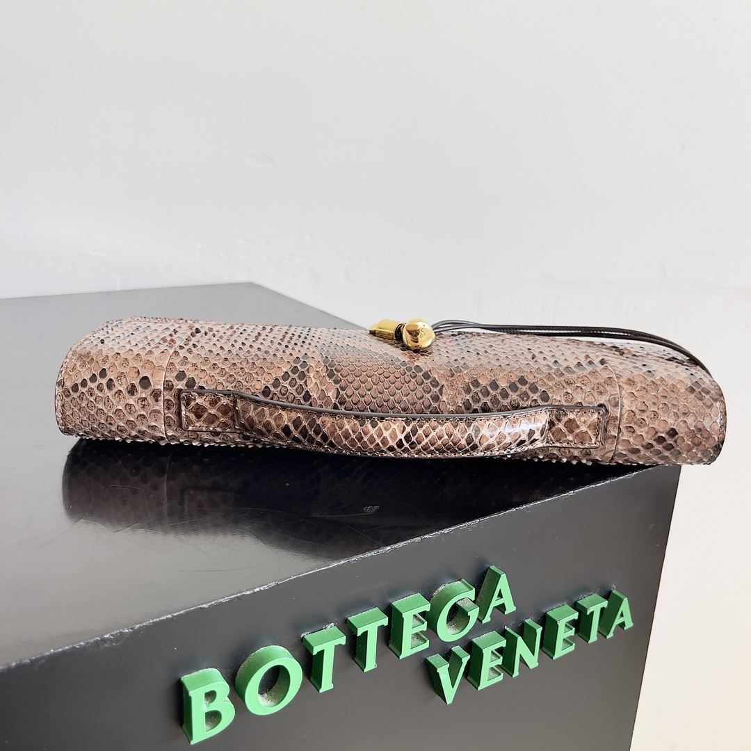 BOTTEGA VENETA new ladies ANDIAMO CLUTCH snakeskin clutch bag This water snake skin andiamo clutch clutch is the representative of the old money style whether you choose a simple single product or gorgeous accessories with which can make people go out full of self-confidence and charm is typical of the old money style must-have single product it is a compact design but the capacity is quite considerable enough to accommodate the daily carry-on items! This bag is really a variety of banquets, parties clutch bag ideal for more than a lot of European and American actresses favorite is practical and beautiful both bags Model: 794945 Size: 31 * 13 * 3cm-High Faux Factory