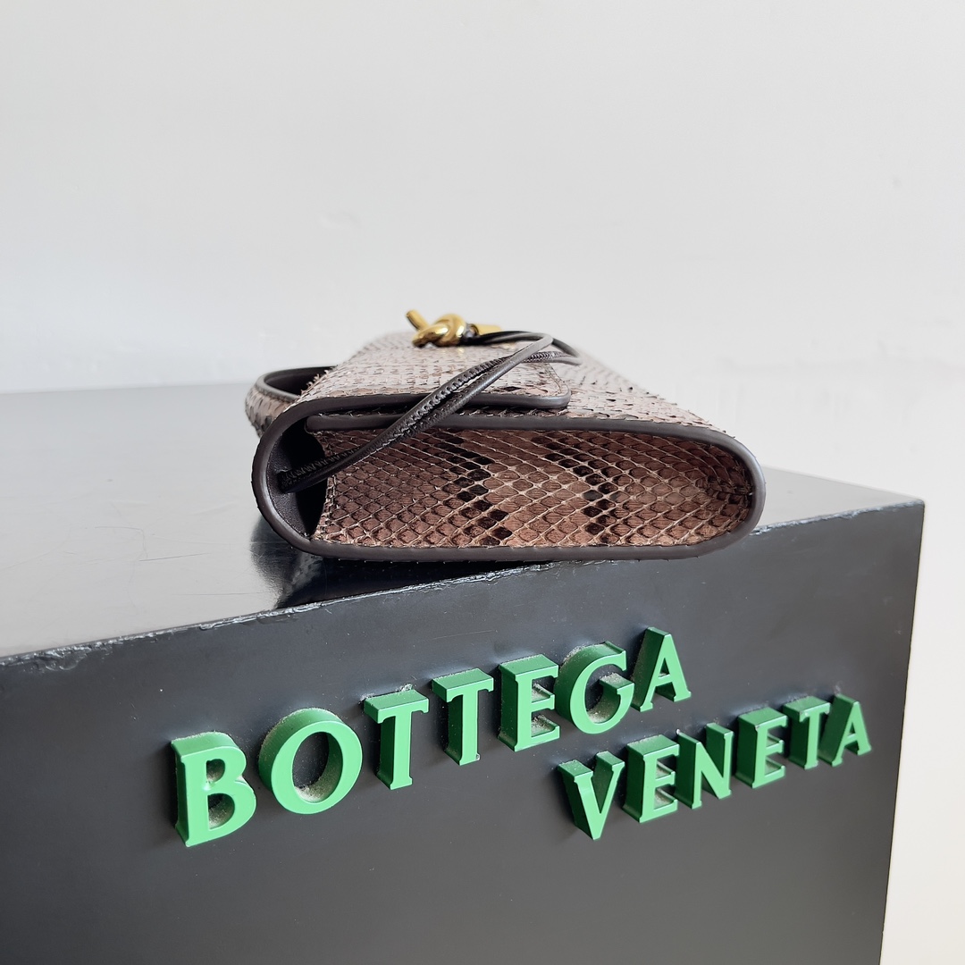 BOTTEGA VENETA new ladies ANDIAMO CLUTCH snakeskin clutch bag This water snake skin andiamo clutch clutch is the representative of the old money style whether you choose a simple single product or gorgeous accessories with which can make people go out full of self-confidence and charm is typical of the old money style must-have single product it is a compact design but the capacity is quite considerable enough to accommodate the daily carry-on items! This bag is really a variety of banquets, parties clutch bag ideal for more than a lot of European and American actresses favorite is practical and beautiful both bags Model: 794945 Size: 31 * 13 * 3cm-High Faux Factory