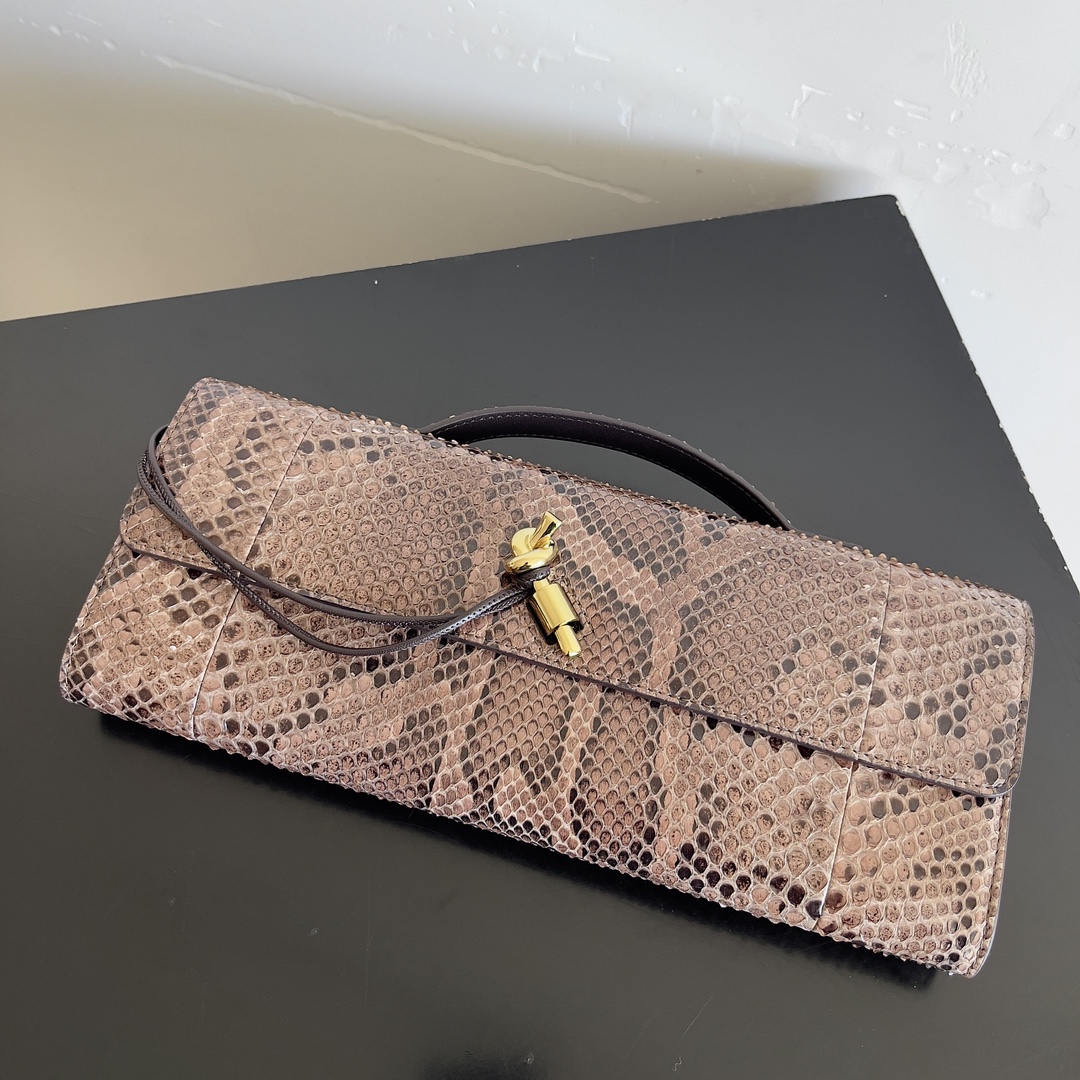 BOTTEGA VENETA new ladies ANDIAMO CLUTCH snakeskin clutch bag This water snake skin andiamo clutch clutch is the representative of the old money style whether you choose a simple single product or gorgeous accessories with which can make people go out full of self-confidence and charm is typical of the old money style must-have single product it is a compact design but the capacity is quite considerable enough to accommodate the daily carry-on items! This bag is really a variety of banquets, parties clutch bag ideal for more than a lot of European and American actresses favorite is practical and beautiful both bags Model: 794945 Size: 31 * 13 * 3cm-High Faux Factory