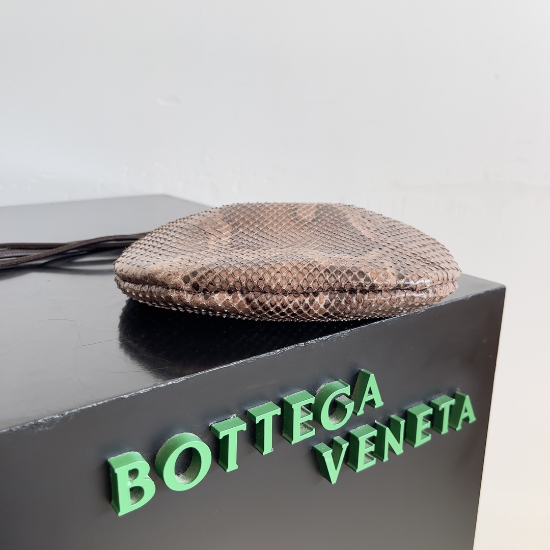 BV couro raro pitão sardinha sardinha mini serpente encarnação do selvagem não há necessidade de subestimar o luxo e nobreza é ideal para a participação em festas para enfatizar seu status para fazer as pessoas se sentirem intimidadas cheio de selvagem e toxina pitão sardinha sardinha mais do que adequado para o desgaste simples tipo de saco elegante e ataque python mesmo se é o namoro diário também pode gerenciar muito boa comparação mini Delicada bolsa de ombro com alça destacável para vários usos Modelo n.º: 794920 Tamanho: 20 * 12 * 2,5cm-Alta Fábrica de Falsos