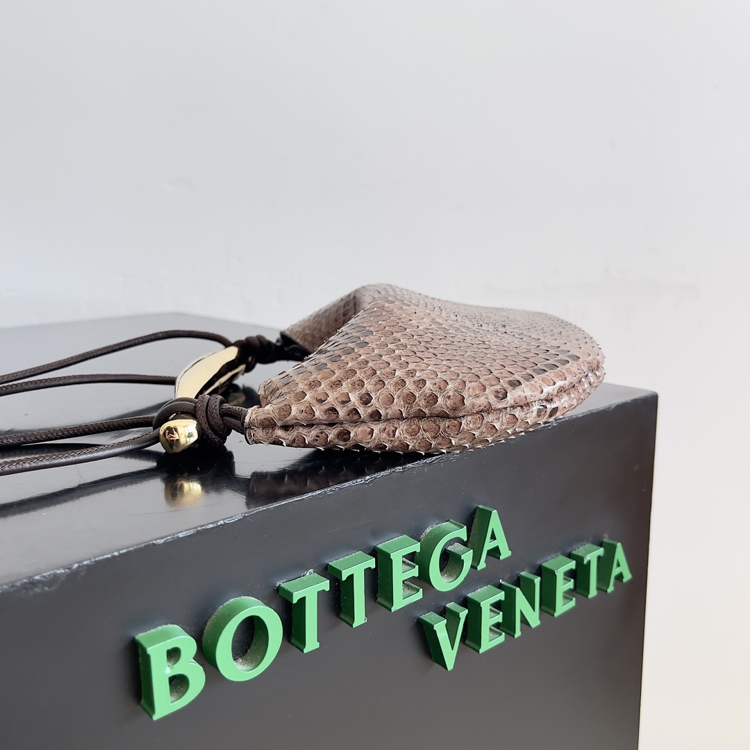 BV rare leather python sardine sardine mini snake embodiment of the wild is no need to understate the luxury and nobility is ideal for party attendance to emphasize their status to make people feel intimidated full of wild and toxin python sardine sardine not only suitable for simple wear elegant bag type and python attack sense even if the daily date can also manage a good mini comparison Delicate shoulder strap removable crossbody clutch multiple uses Model No.: 794920 Size: 20 * 12 * 2.5cm-High Faux Factory