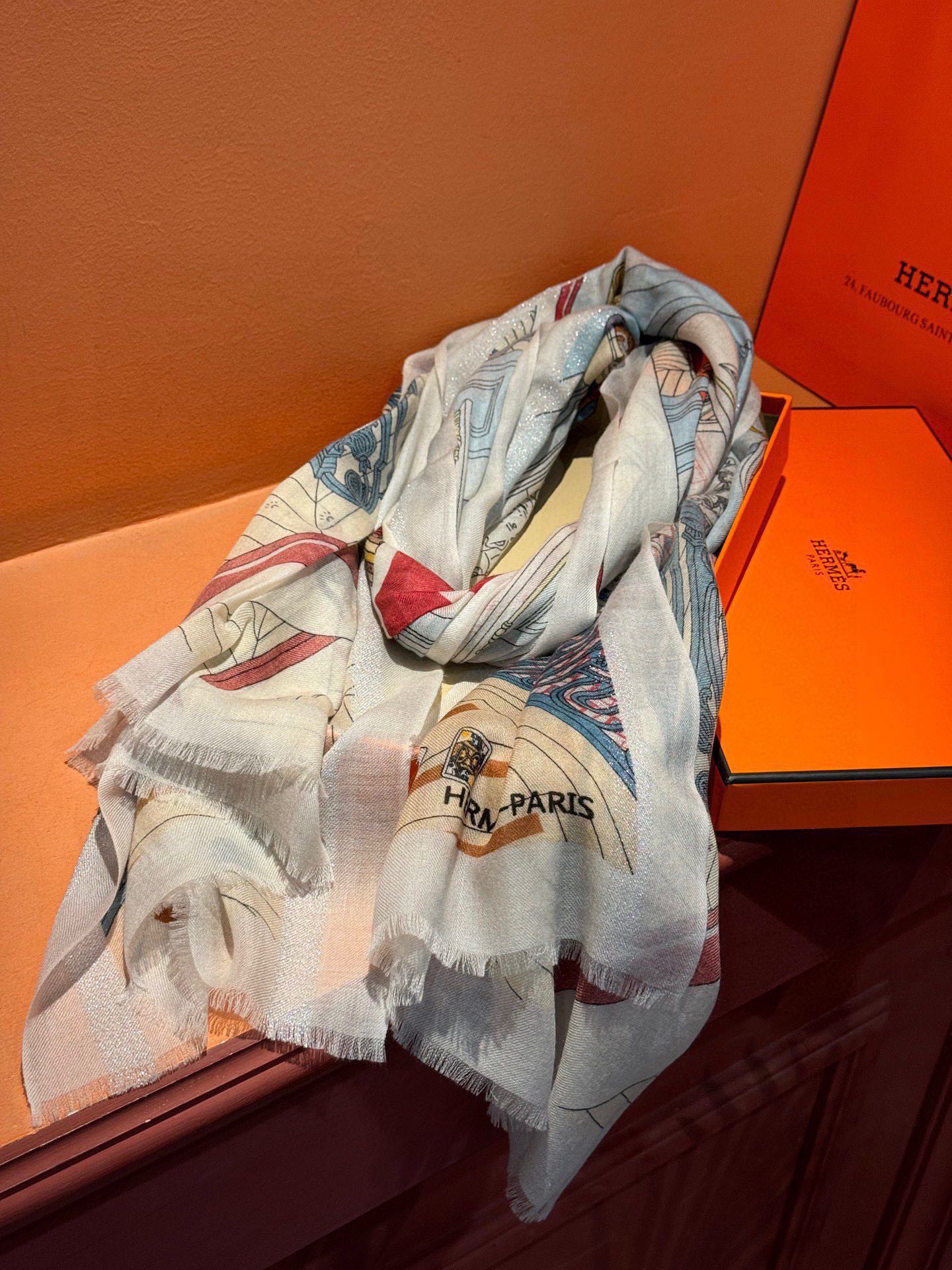 P410 will shine bright scarf Hermes counter synchronization buy said good-looking cashmere printing ‼️ recommended 💕 top craft super value ‼️ Hermes counter pop models 🎁 🎁 cashmere square scarf 💟 three-dimensional presentation of the pattern pattern in kind of high grade 👍 👍 special technology high-end R & D stunning launch 🌟 special cutting-edge technology processing 👍 ‼️ is loved by rich white women Both the quality, style and price make the big brand control them scream Super high cost-effective Absolutely worth getting ‼️‼️100% top pure cashmere, size: 100cm*200cm