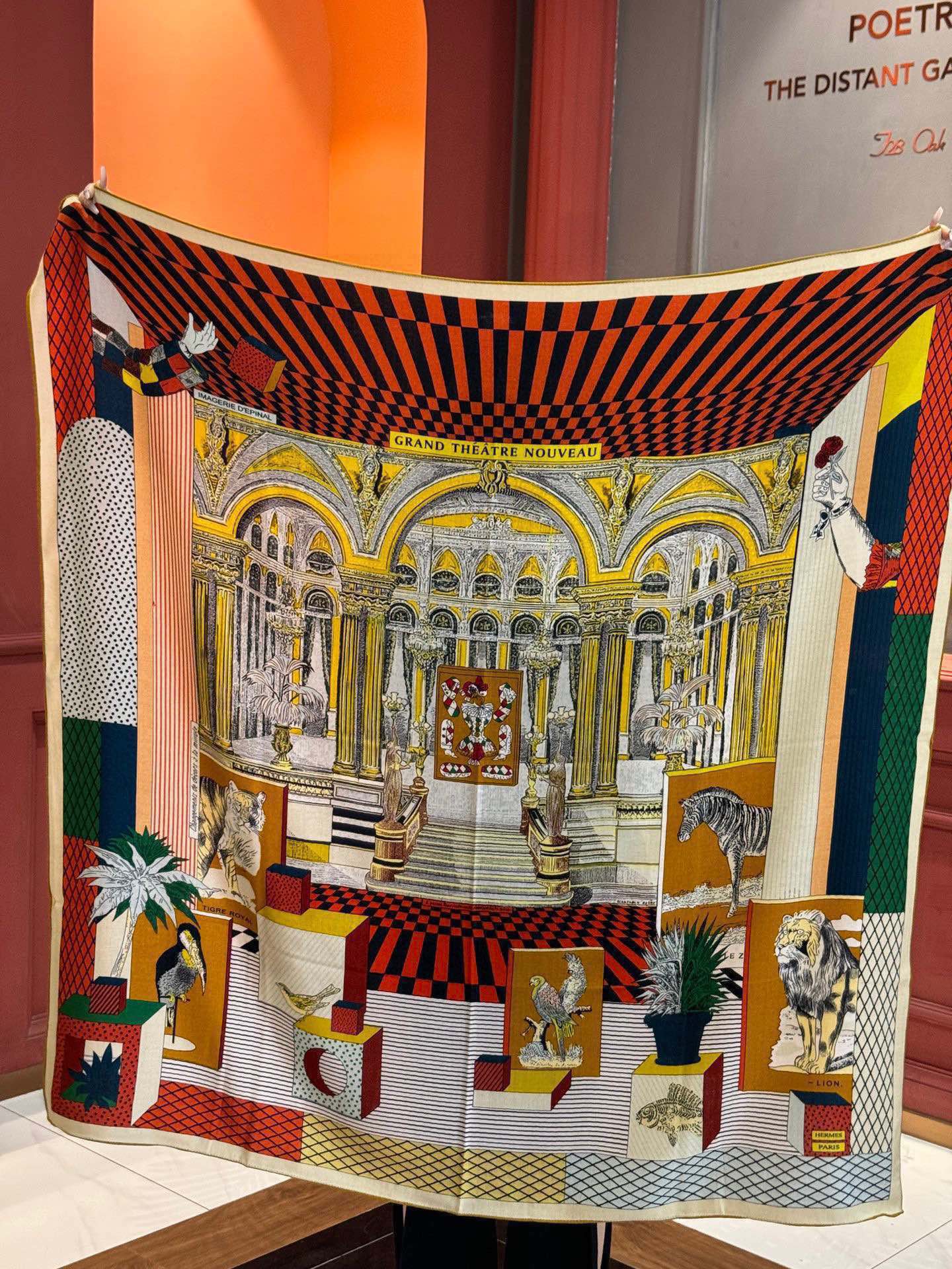 P430 Hermès nuevo doble cara mismo color Nuevo Gran Teatro Tejido: Terciopelo Tamaño: 140*140 Este llamativo accesorio de Hermès se puede llevar de muchas maneras diferentes y combina bien con cualquier atuendo, ya sea alrededor del cuello o como blusa, cinturón o pañuelo para la cabeza, siempre resulta agradable a la vista La imaginería Printing Workshop Épinal se fundó en 1796 en la región francesa de los Vosgos. Las coloridas ilustraciones producidas por el taller se extendieron por toda Europa, y los temas de sus obras son infinitos: animales y plantas exóticos, una amplia gama de oficios, acontecimientos importantes de la historia, fábulas y leyendas, e incluso adivinanzas. ...... Gianpaolo Pagni ha tenido derecho a hojear el archivo histórico del taller para descubrir la historia que hay detrás de él. Gianpaolo Pagni ha tenido derecho a hojear los archivos del taller de estampación para descubrir lo que ocurría entre bastidores. Para esta fascinante escena teatral se inspiró en unos grabados antiguos que había visto, mientras que los héroes de la escena son una variedad de animales salvajes en combinaciones geométricas que recuerdan el uso que el diseñador hacía de los sellos.