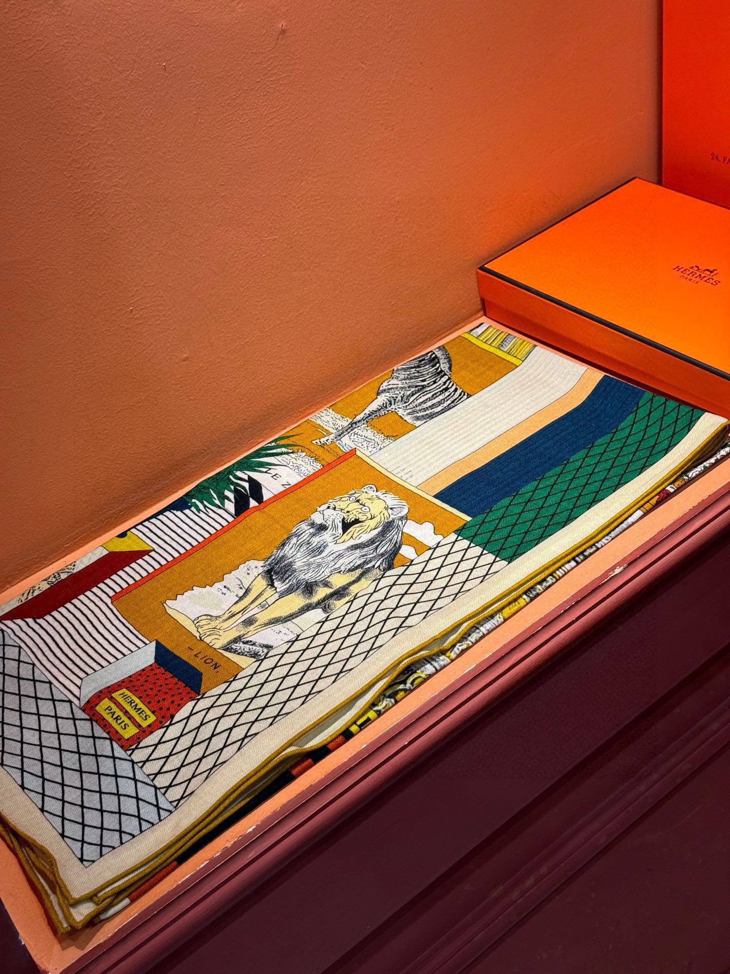 P430 Hermès nuevo doble cara mismo color Nuevo Gran Teatro Tejido: Terciopelo Tamaño: 140*140 Este llamativo accesorio de Hermès se puede llevar de muchas maneras diferentes y combina bien con cualquier atuendo, ya sea alrededor del cuello o como blusa, cinturón o pañuelo para la cabeza, siempre resulta agradable a la vista La imaginería Printing Workshop Épinal se fundó en 1796 en la región francesa de los Vosgos. Las coloridas ilustraciones producidas por el taller se extendieron por toda Europa, y los temas de sus obras son infinitos: animales y plantas exóticos, una amplia gama de oficios, acontecimientos importantes de la historia, fábulas y leyendas, e incluso adivinanzas. ...... Gianpaolo Pagni ha tenido derecho a hojear el archivo histórico del taller para descubrir la historia que hay detrás de él. Gianpaolo Pagni ha tenido derecho a hojear los archivos del taller de estampación para descubrir lo que ocurría entre bastidores. Para esta fascinante escena teatral se inspiró en unos grabados antiguos que había visto, mientras que los héroes de la escena son una variedad de animales salvajes en combinaciones geométricas que recuerdan el uso que el diseñador hacía de los sellos.