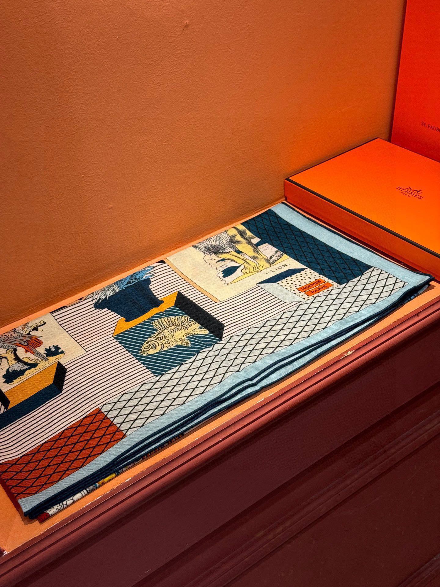 P430 Hermès nuevo doble cara mismo color Nuevo Gran Teatro Tejido: Terciopelo Tamaño: 140*140 Este llamativo accesorio de Hermès se puede llevar de muchas maneras diferentes y combina bien con cualquier atuendo, ya sea alrededor del cuello o como blusa, cinturón o pañuelo para la cabeza, siempre resulta agradable a la vista La imaginería Printing Workshop Épinal se fundó en 1796 en la región francesa de los Vosgos. Las coloridas ilustraciones producidas por el taller se extendieron por toda Europa, y los temas de sus obras son infinitos: animales y plantas exóticos, una amplia gama de oficios, acontecimientos importantes de la historia, fábulas y leyendas, e incluso adivinanzas. ...... Gianpaolo Pagni ha tenido derecho a hojear el archivo histórico del taller para descubrir la historia que hay detrás de él. Gianpaolo Pagni ha tenido derecho a hojear los archivos del taller de estampación para descubrir lo que ocurría entre bastidores. Para esta fascinante escena teatral se inspiró en unos grabados antiguos que había visto, mientras que los héroes de la escena son una variedad de animales salvajes en combinaciones geométricas que recuerdan el uso que el diseñador hacía de los sellos.