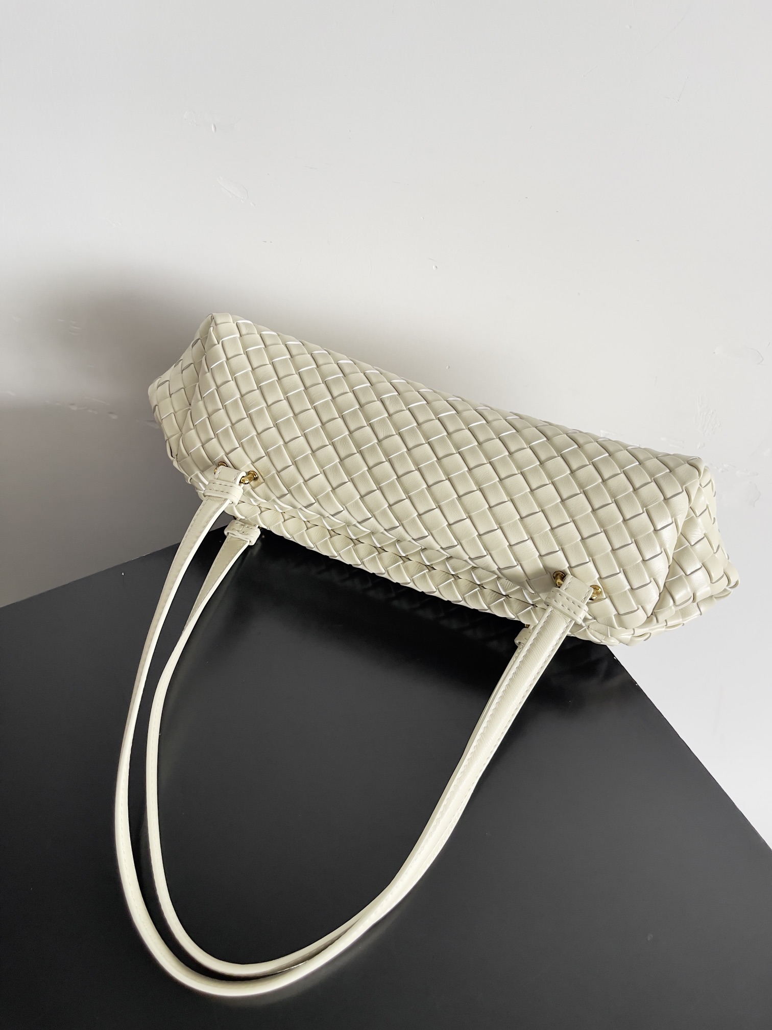 Bottega Veneta 2024 automne sacs à main 2024 collection de début d'automne des nouveaux sacs à main Let's Go et Kit ont une similitude des deux sacs sont utilisés dans la forme de sac baguette mince et pointue à travers la technologie du cuir tissé Intrecciato pour façonner la configuration tridimensionnelle avec des contours créatifs dotés d'éléments écossais classiques du nom du sac a également une sorte de. Let's Go peut être porté à l'épaule et à la main avec des aimants des deux côtés pour ajuster librement la forme de rectangulaire à trapézoïdale pour créer un sac intéressant différent √ Numéro de modèle : 796258 Taille : 37 * 13 * 11,5cm-High Faux Factory