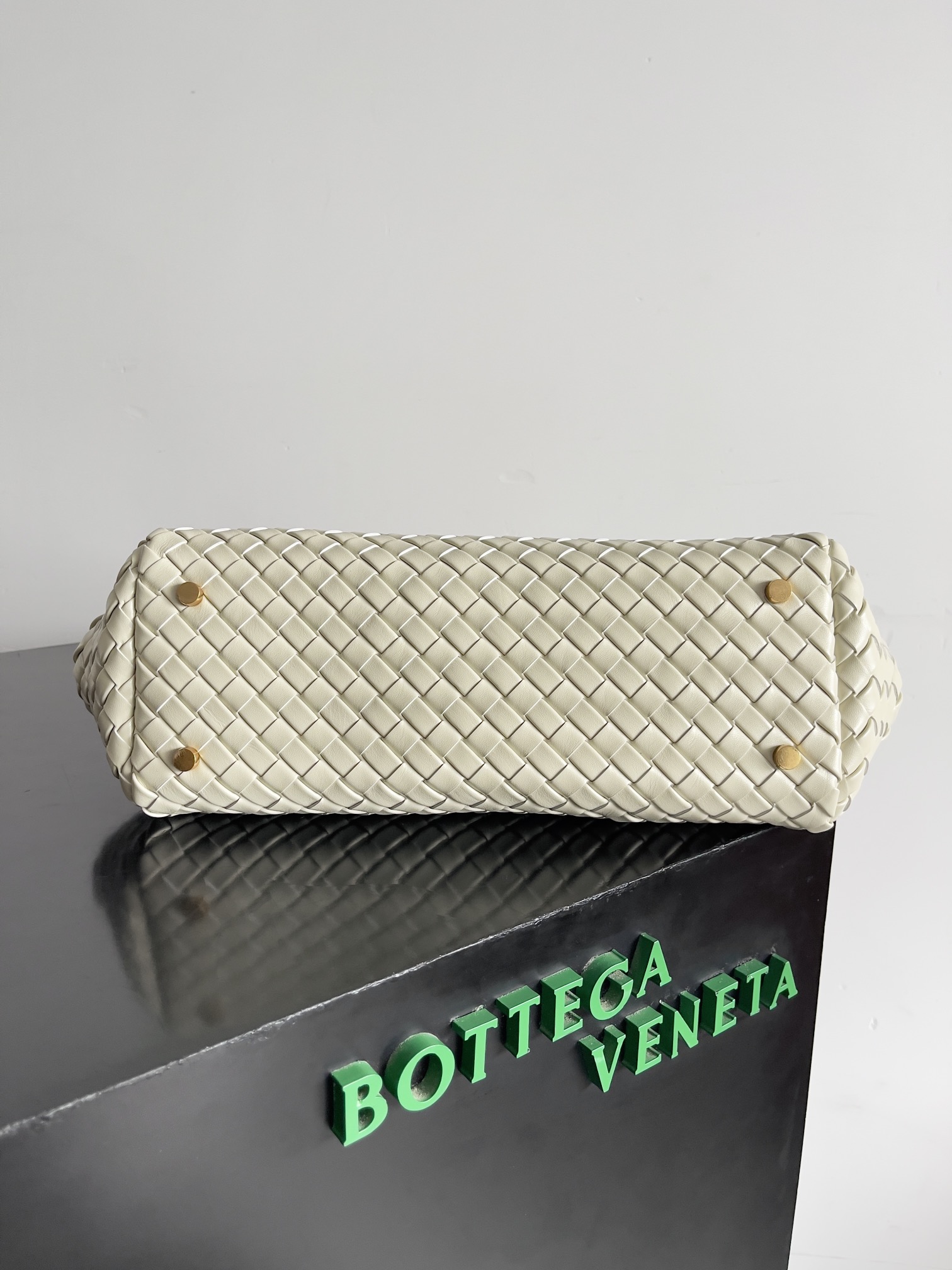 Bottega Veneta 2024 automne sacs à main 2024 collection de début d'automne des nouveaux sacs à main Let's Go et Kit ont une similitude des deux sacs sont utilisés dans la forme de sac baguette mince et pointue à travers la technologie du cuir tissé Intrecciato pour façonner la configuration tridimensionnelle avec des contours créatifs dotés d'éléments écossais classiques du nom du sac a également une sorte de. Let's Go peut être porté à l'épaule et à la main avec des aimants des deux côtés pour ajuster librement la forme de rectangulaire à trapézoïdale pour créer un sac intéressant différent √ Numéro de modèle : 796258 Taille : 37 * 13 * 11,5cm-High Faux Factory