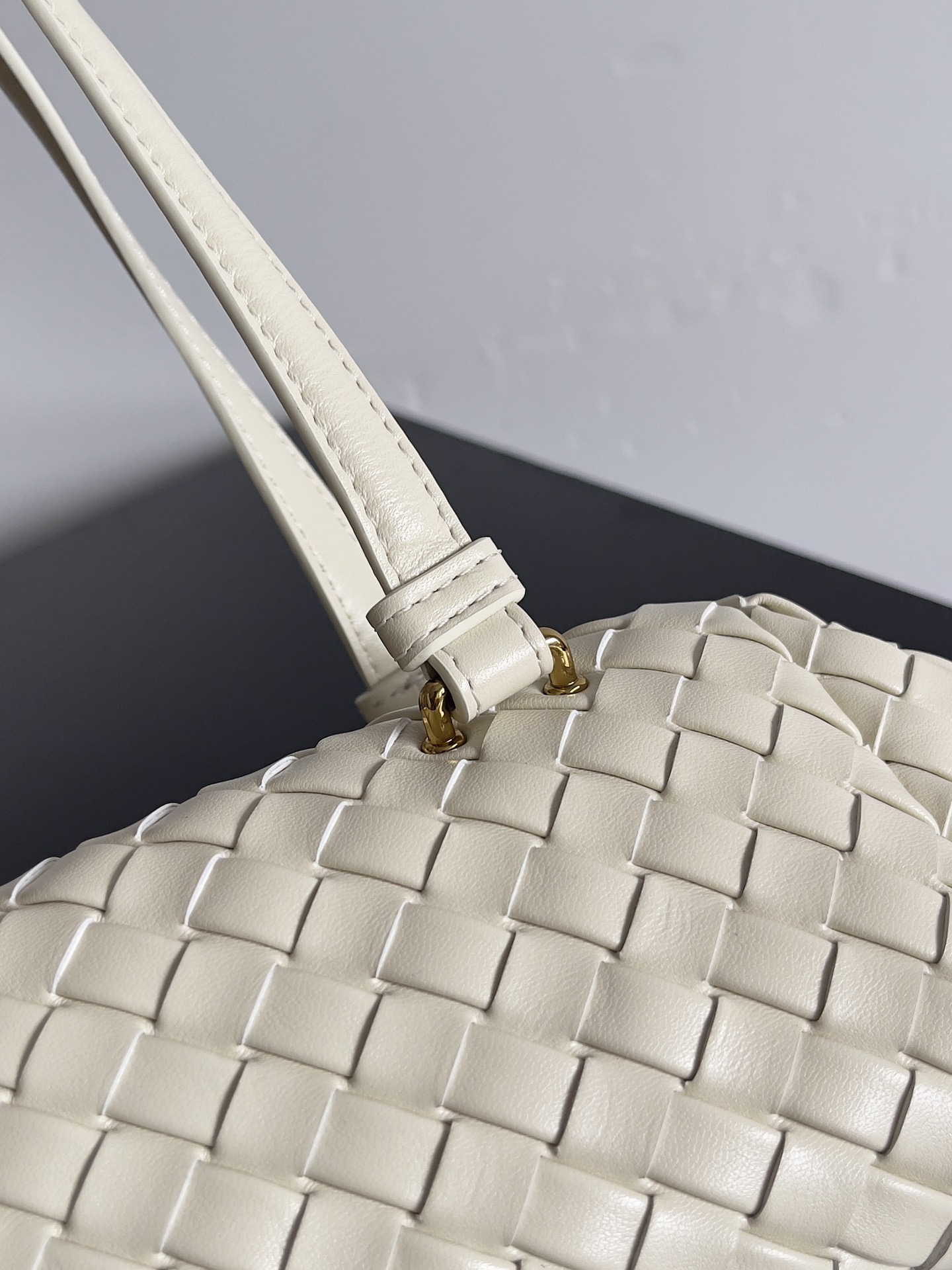 Bottega Veneta 2024 automne sacs à main 2024 collection de début d'automne des nouveaux sacs à main Let's Go et Kit ont une similitude des deux sacs sont utilisés dans la forme de sac baguette mince et pointue à travers la technologie du cuir tissé Intrecciato pour façonner la configuration tridimensionnelle avec des contours créatifs dotés d'éléments écossais classiques du nom du sac a également une sorte de. Let's Go peut être porté à l'épaule et à la main avec des aimants des deux côtés pour ajuster librement la forme de rectangulaire à trapézoïdale pour créer un sac intéressant différent √ Numéro de modèle : 796258 Taille : 37 * 13 * 11,5cm-High Faux Factory