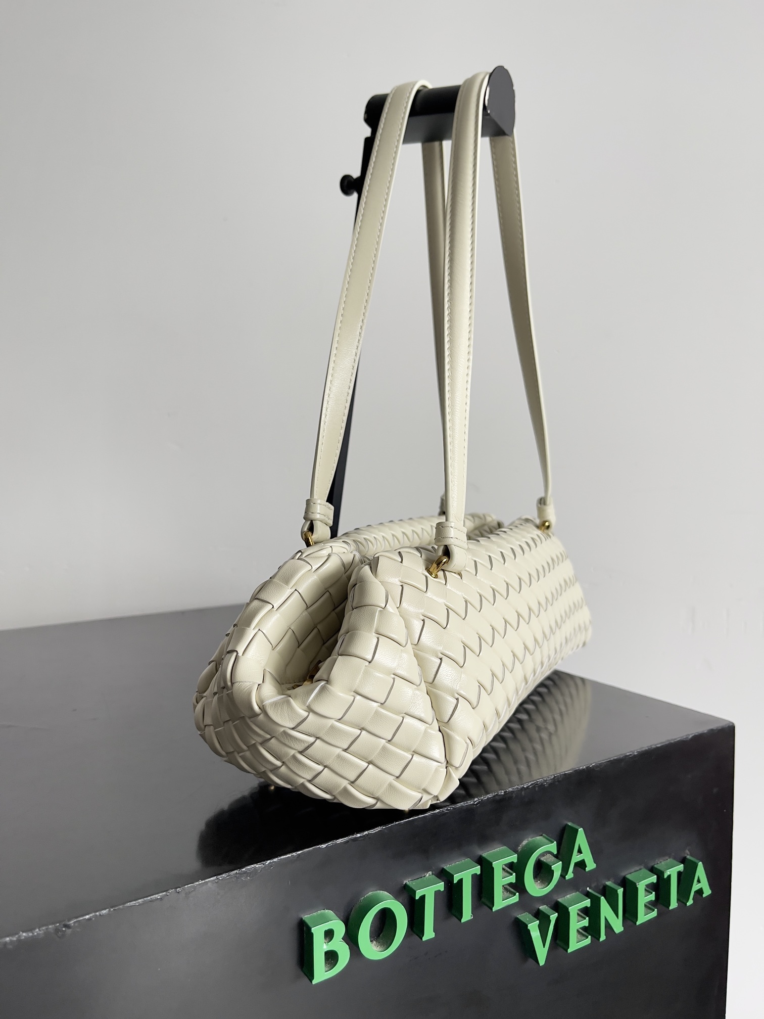 Bottega Veneta 2024 automne sacs à main 2024 collection de début d'automne des nouveaux sacs à main Let's Go et Kit ont une similitude des deux sacs sont utilisés dans la forme de sac baguette mince et pointue à travers la technologie du cuir tissé Intrecciato pour façonner la configuration tridimensionnelle avec des contours créatifs dotés d'éléments écossais classiques du nom du sac a également une sorte de. Let's Go peut être porté à l'épaule et à la main avec des aimants des deux côtés pour ajuster librement la forme de rectangulaire à trapézoïdale pour créer un sac intéressant différent √ Numéro de modèle : 796258 Taille : 37 * 13 * 11,5cm-High Faux Factory