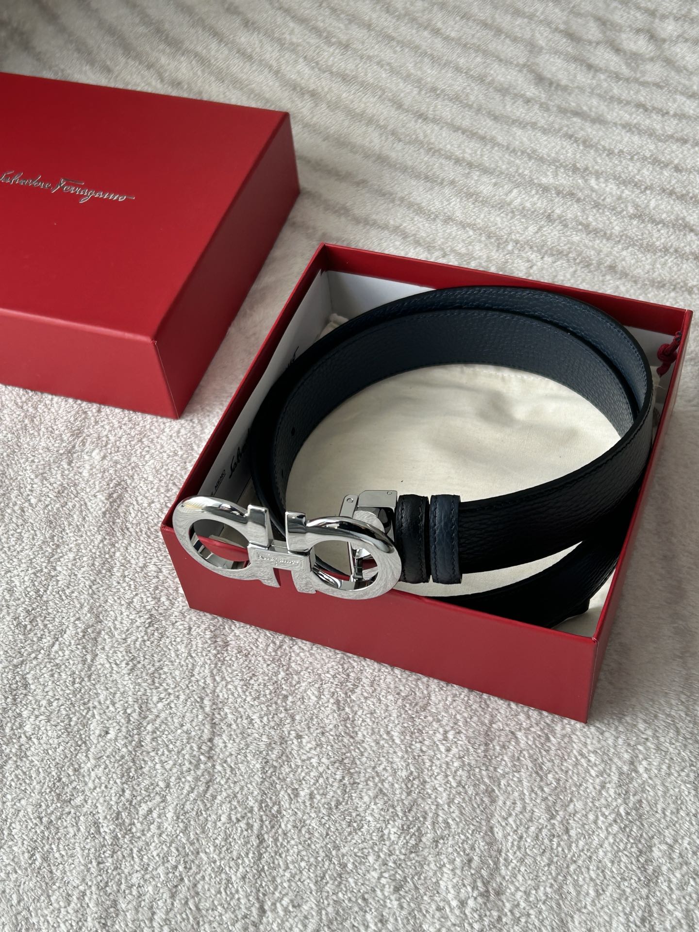 Ferragamo contador con los mismos hombres de doble cara doble patrón de lichi un lado de negro y un lado de curry clásico 8 hebilla de color blanco brillante ancho de 3,4 cm de negocios y de ocio simple versátil