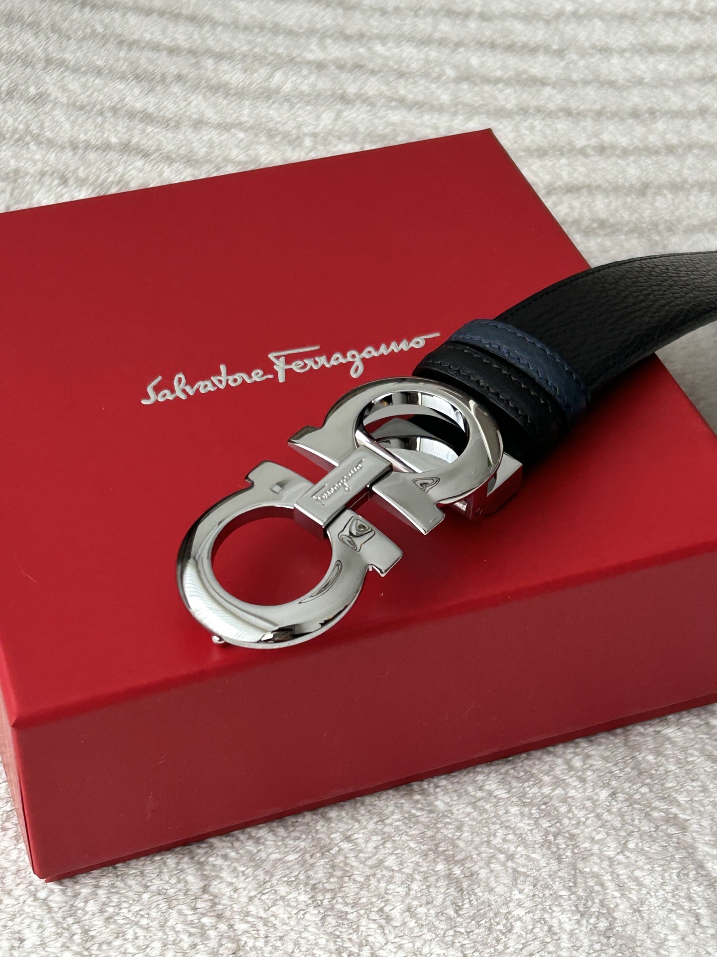 Ferragamo contador con los mismos hombres de doble cara doble patrón de lichi un lado de negro y un lado de curry clásico 8 hebilla de color blanco brillante ancho de 3,4 cm de negocios y de ocio simple versátil