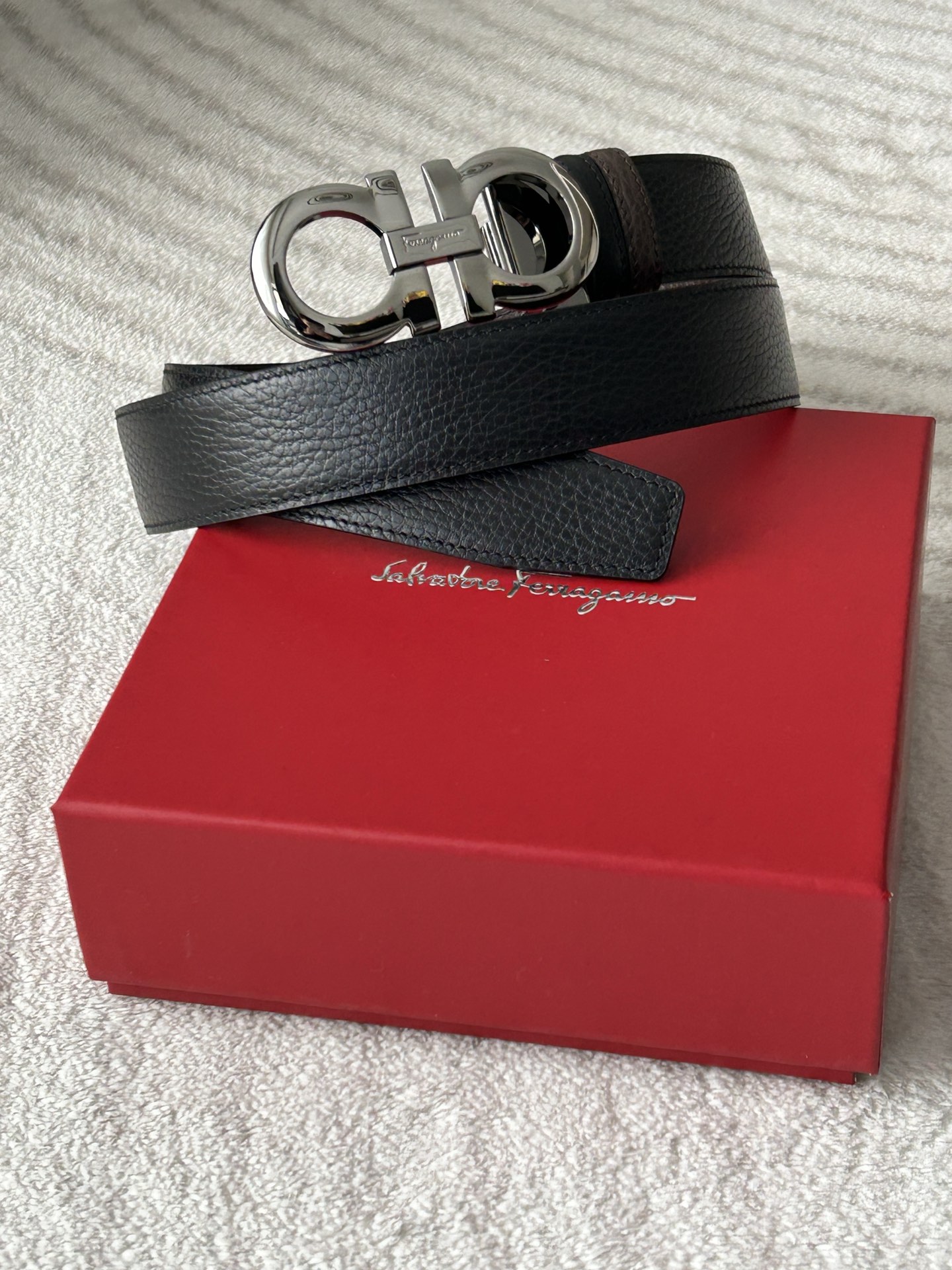 O contador Ferragamo com o mesmo padrão Lychee duplo para homem, um lado em preto e um lado em caril, fivela clássica de 8 fivelas em metal brilhante com 3,4 cm de largura, para trabalho e lazer, simples e versátil