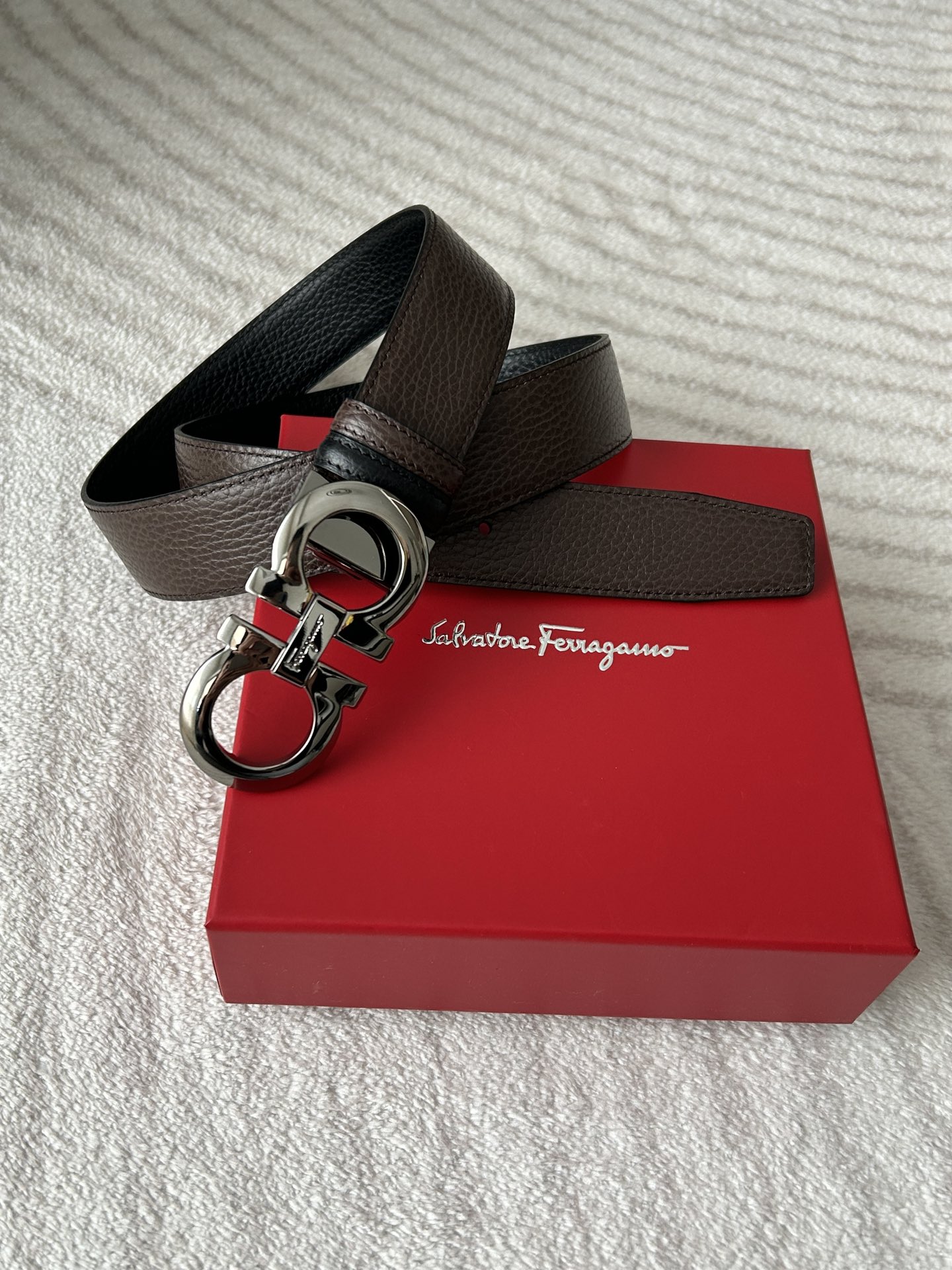 O contador Ferragamo com o mesmo padrão Lychee duplo para homem, um lado em preto e um lado em caril, fivela clássica de 8 fivelas em metal brilhante com 3,4 cm de largura, para trabalho e lazer, simples e versátil