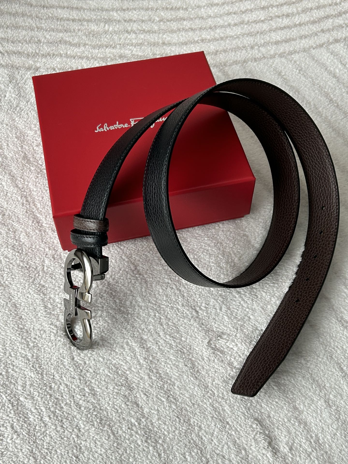 O contador Ferragamo com o mesmo padrão Lychee duplo para homem, um lado em preto e um lado em caril, fivela clássica de 8 fivelas em metal brilhante com 3,4 cm de largura, para trabalho e lazer, simples e versátil