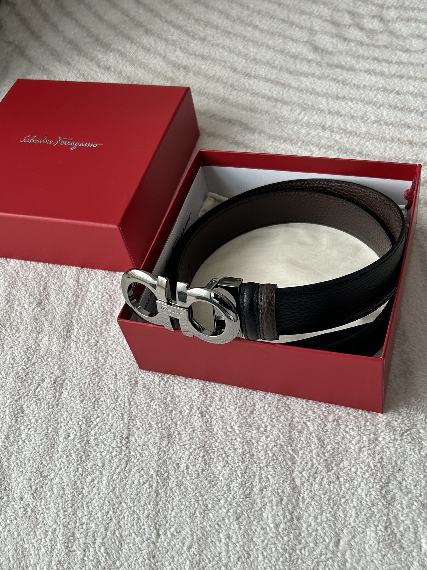 O contador Ferragamo com o mesmo padrão Lychee duplo para homem, um lado em preto e um lado em caril, fivela clássica de 8 fivelas em metal brilhante com 3,4 cm de largura, para trabalho e lazer, simples e versátil