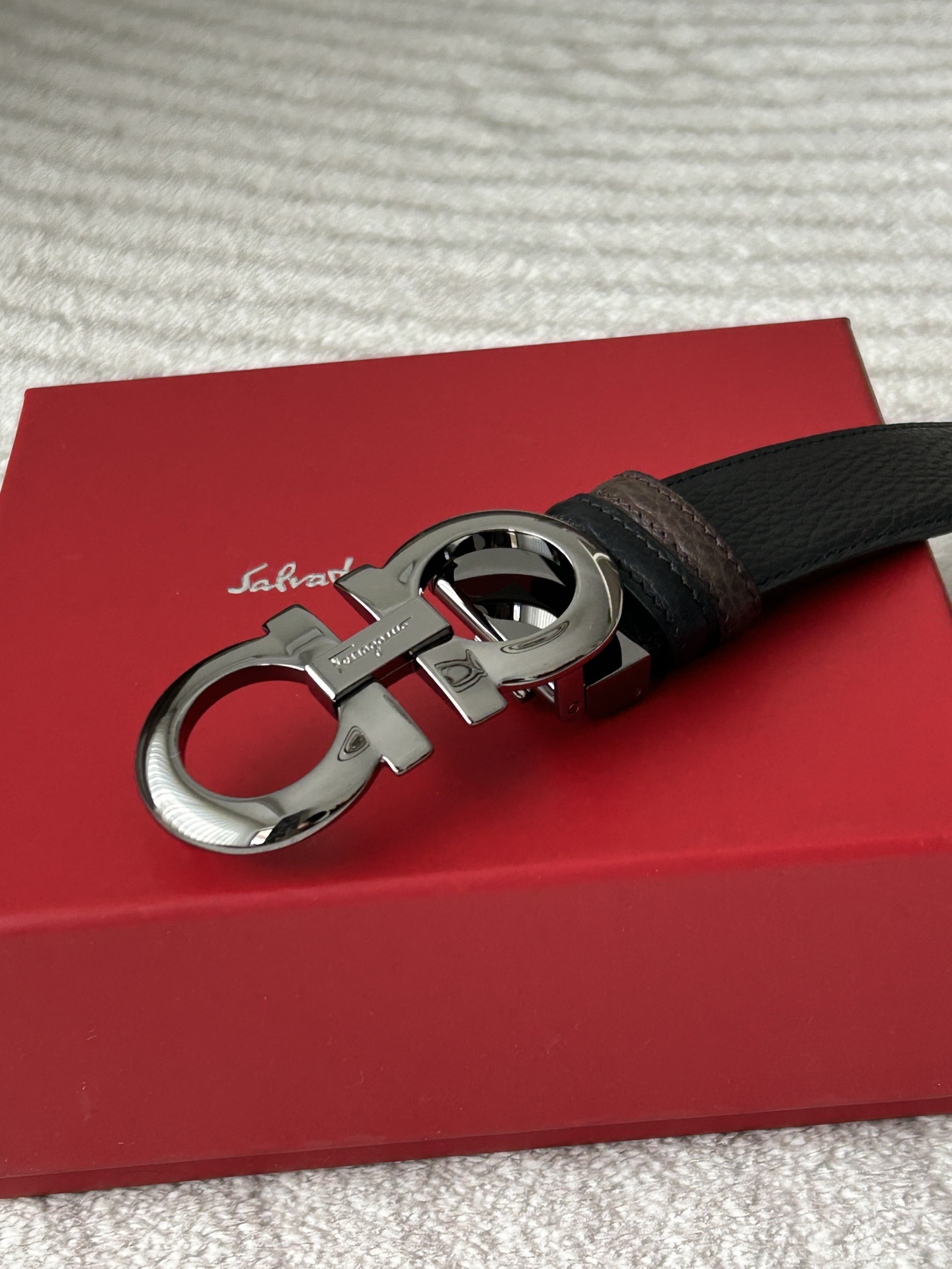 O contador Ferragamo com o mesmo padrão Lychee duplo para homem, um lado em preto e um lado em caril, fivela clássica de 8 fivelas em metal brilhante com 3,4 cm de largura, para trabalho e lazer, simples e versátil