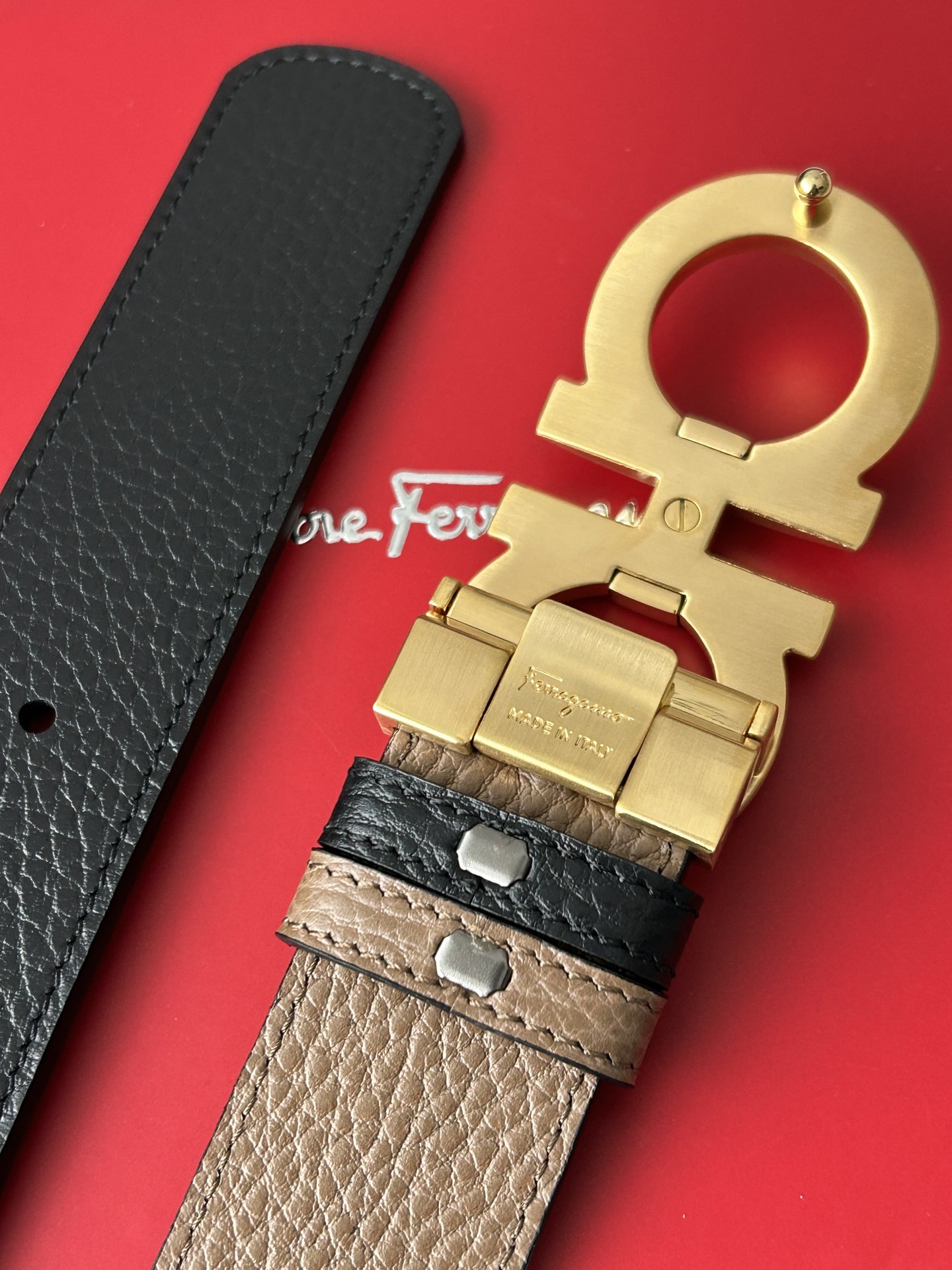 Ferragamo contrapõe com o mesmo saco de homem de dupla face com dupla face plana de grão de lichia, um lado em preto e um lado em castanho, clássico de 8 fivelas em ouro escovado, largura de 3,4 cm, para negócios e lazer, simples bolsas de alta costura