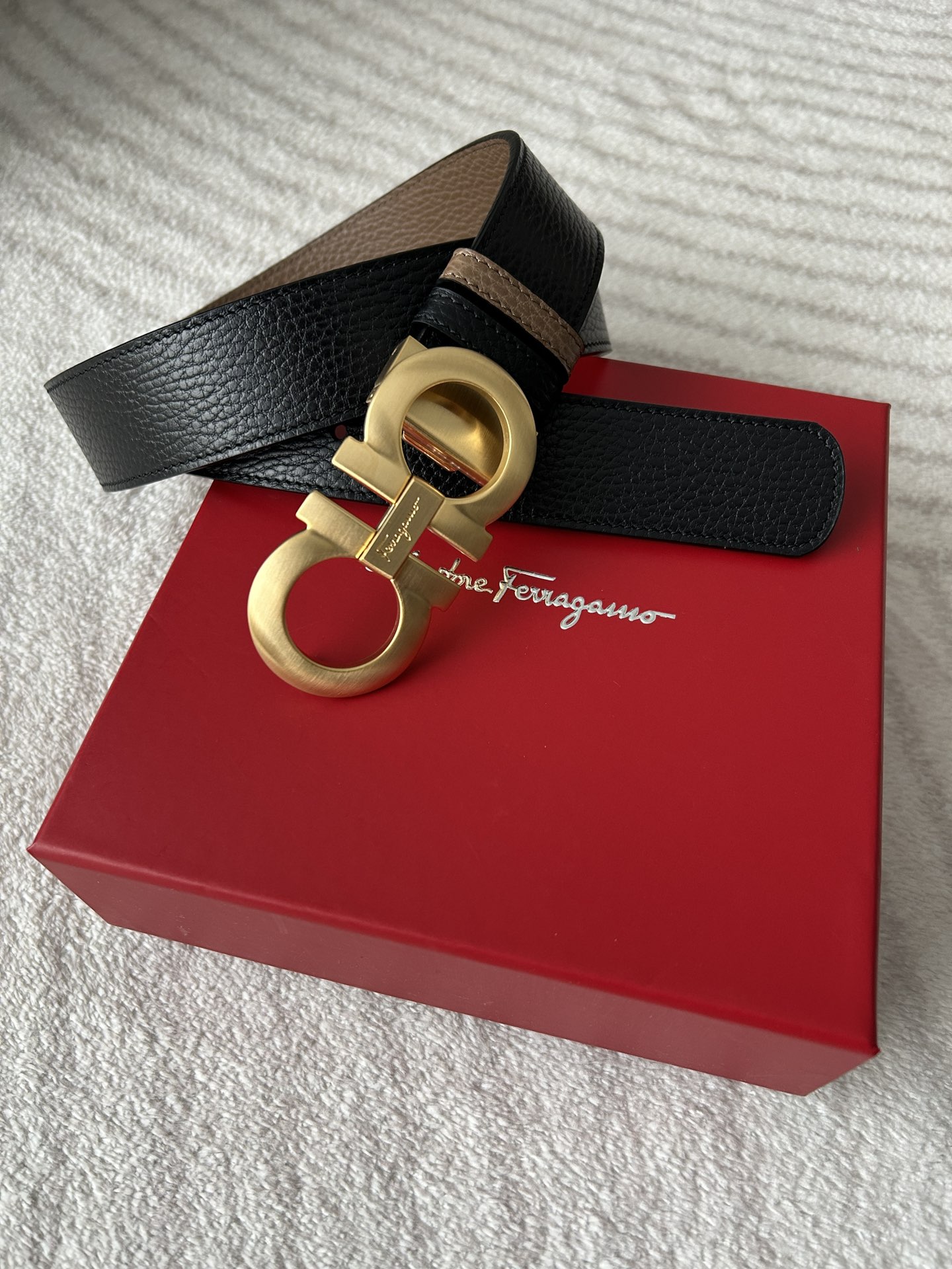 Ferragamo contre avec le même homme double face avec plat double face grain de litchi un côté de noir et un côté de marron classique 8 boucle brossée or largeur 3,4cm affaires et loisirs simple match-high-fashion sacs