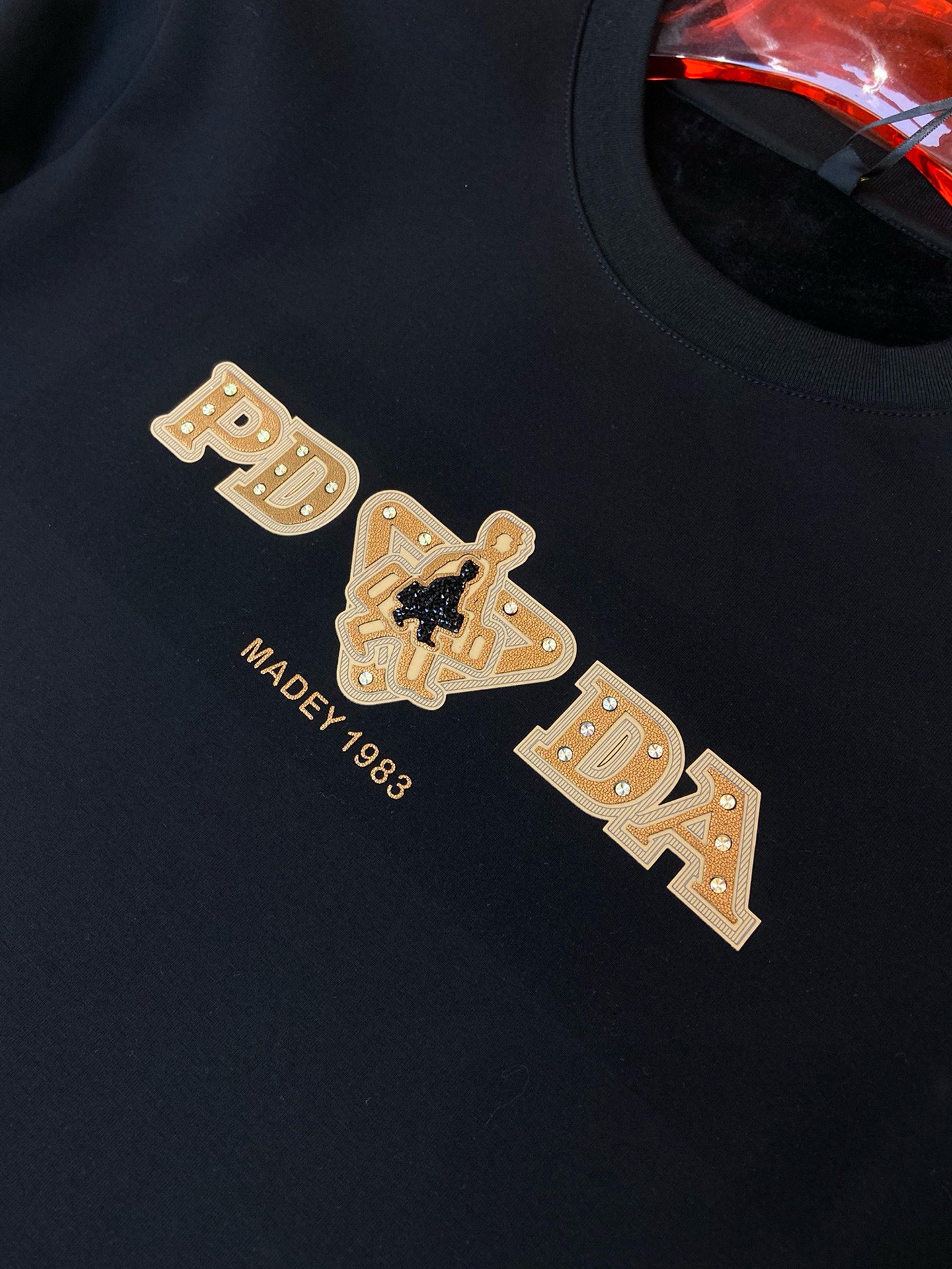 画像[6]-P420 プラダ PRADA 2024年秋冬中わたスウェットTシャツ（裏地：翡翠ベルベット）！定番継続！フルオーダーモデル！形やデザインはもちろん、ディテールまでニューウェーブの時代を感じさせるハイエンドな別注上質コットンファブリックを使用！ネックラインのややワイドバージョンはややお世辞ネック良い形と良い生地！快適な肌暖かくスタイリッシュなボディに高密度ファインコットン素材！ヤーデージM-4XL（175 135ポンドL最大195ポンド）-ハイレプリカバッグ