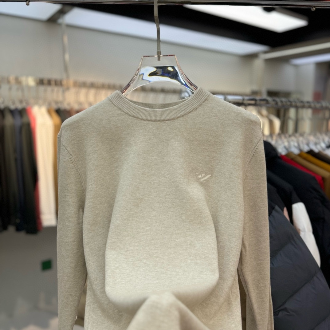 P440 Dior Dior Automne/Hiver 2024 en vente must-have fashion col rond pull cardigan tricoté de haute qualité ! L'outil pratique le plus excellent et le plus polyvalent ! Haut de gamme sur mesure en laine mélangée matériel le plus à la mode logo élément conception embellissement Doux et chaud sans coller au corps ! Il est très facile de l'assortir à n'importe quel modèle ! Que vous le portiez seul ou à l'envers, il est superbe et nous vous recommandons vivement de vous le procurer ! Les détails du sens de la qualité sont très bien placés ! Hautement recommandé ! Taille : M-4XL (175 140kg porter L slim maximum 200kg)