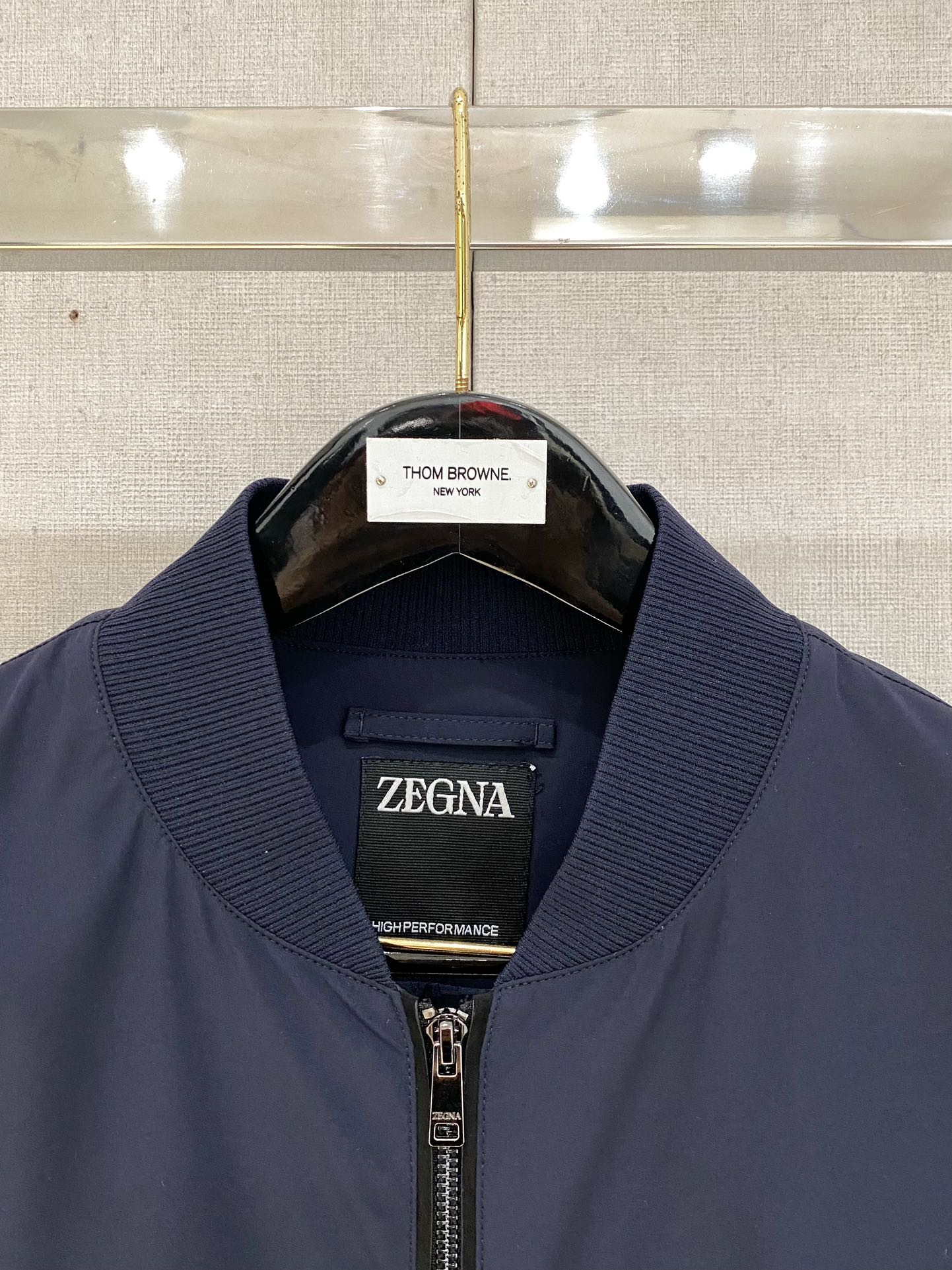 图片[2]-p860 ZEGNA 代购级别牛货！2024秋冬柜台同步系列 原版五金 面料选用进口聚酯纤维面料，光泽感强，细节用料都非常考究，整体版型很赞，高端比入！！
尺码：48-56-高仿包包