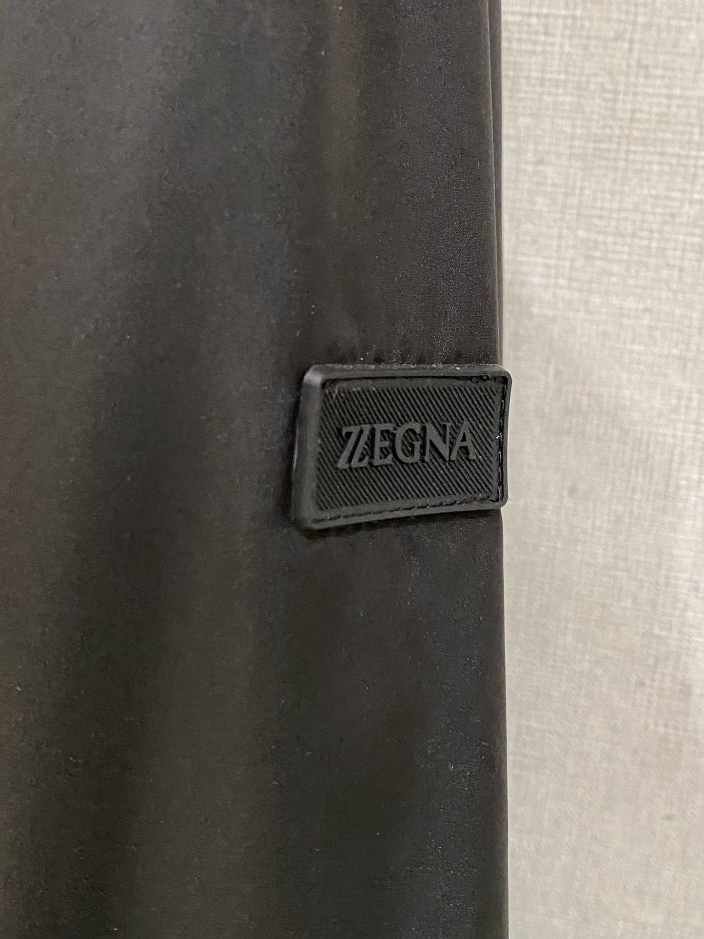 p750 ZEGNA 2024 가을 겨울 카운터 동기 시리즈 오리지널 하드웨어 수입 폴리 에스테르 직물 광택 느낌 강한 디테일의 원단 선택은 소재보다 멋진 하이 엔드보다 매우 정교한 전체 버전입니다! 색상: 블랙 사이즈: 48-56