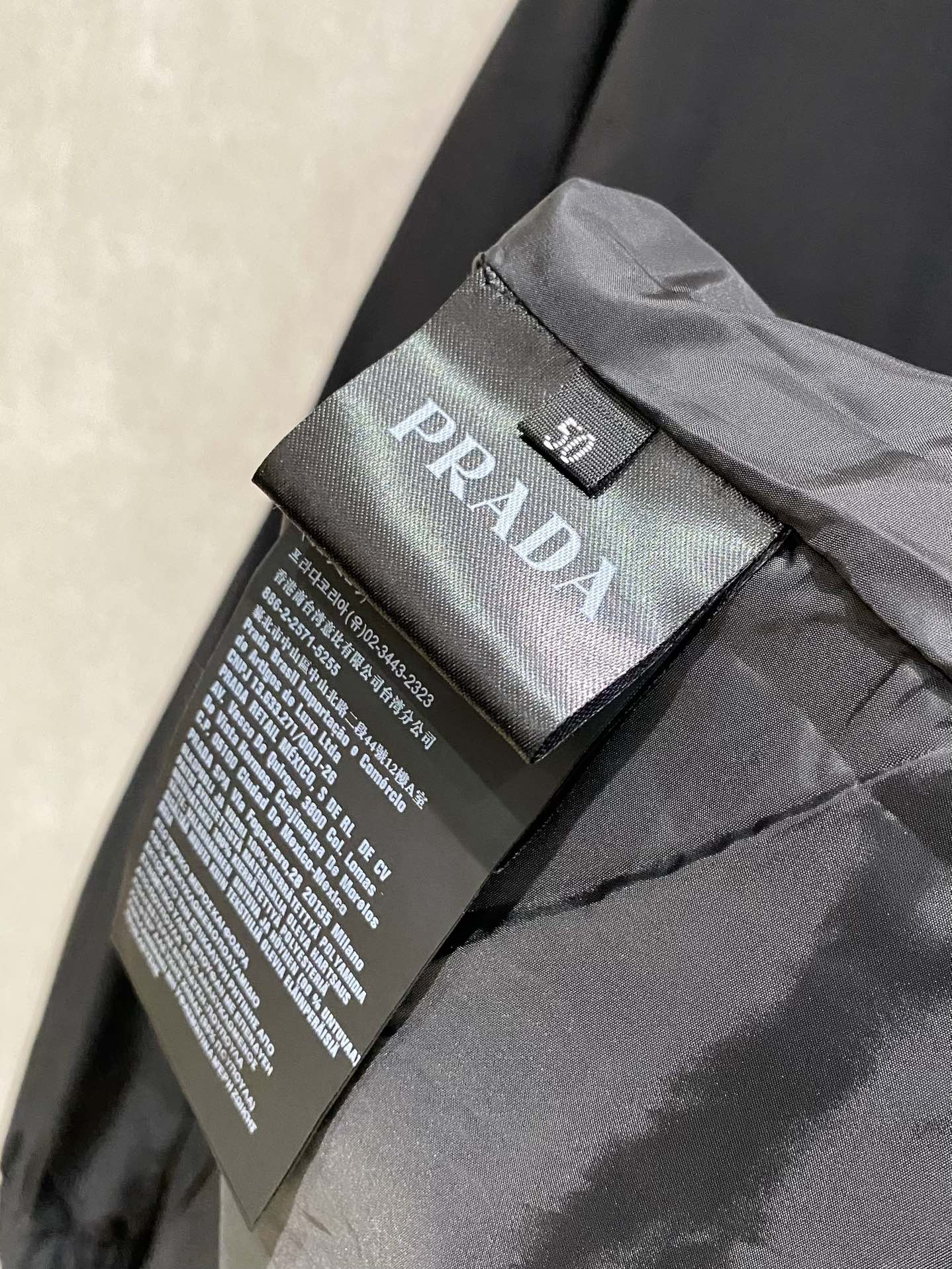 ¡p770 2024SS otoño e invierno nuevo PRADA chaqueta de los hombres de la chaqueta de la serie ⚠️⚠️ contador de sincronización de hardware original de mano de obra fina no dude en comparar ~ invitados tejidos personalizados cómodo y transpirable, en el efecto cuerpo es muy bueno! Color: negro Talla: 48/50/52/54/56