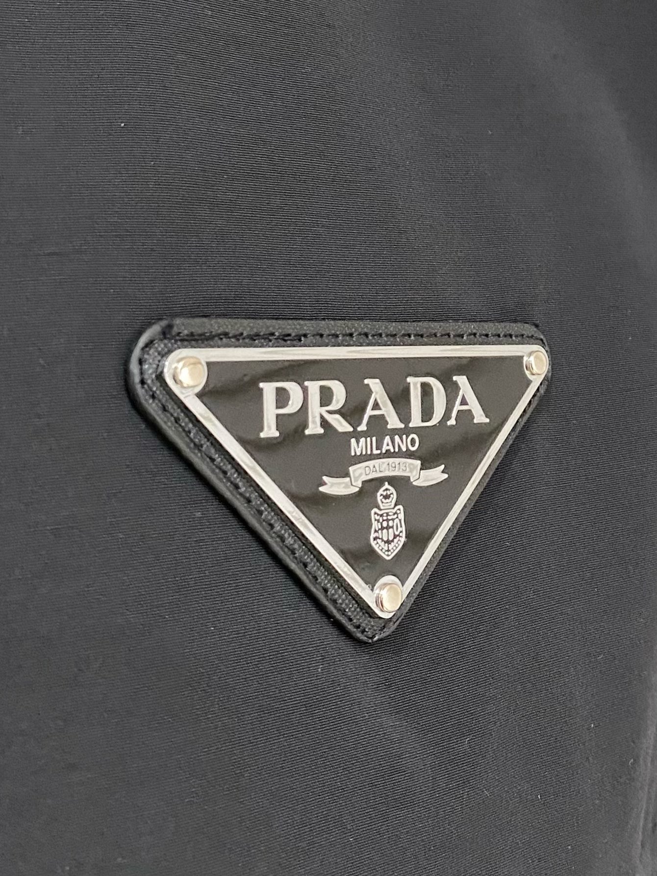 ¡p770 2024SS otoño e invierno nuevo PRADA chaqueta de los hombres de la chaqueta de la serie ⚠️⚠️ contador de sincronización de hardware original de mano de obra fina no dude en comparar ~ invitados tejidos personalizados cómodo y transpirable, en el efecto cuerpo es muy bueno! Color: negro Talla: 48/50/52/54/56