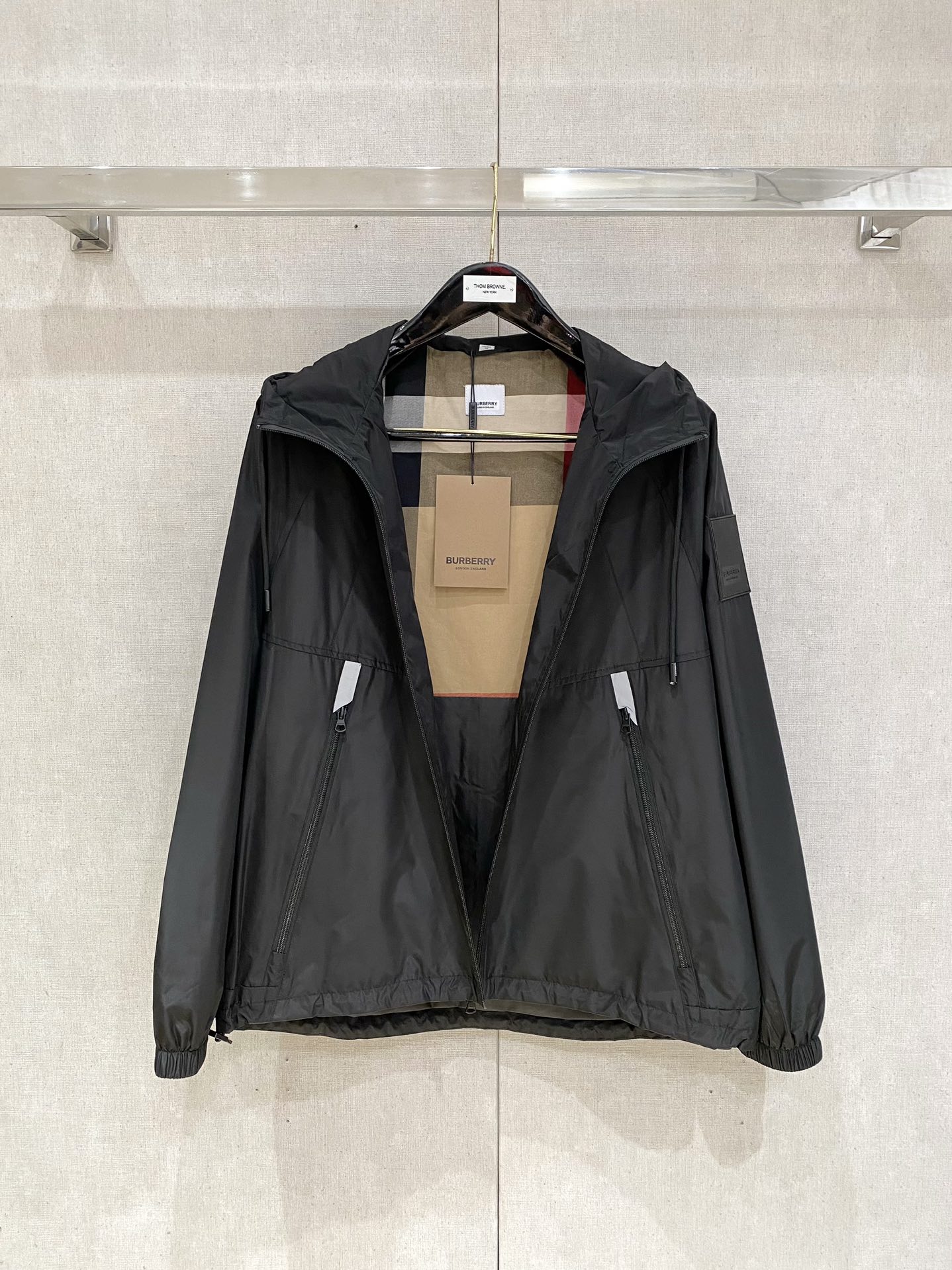 图片[5]-p770。2024SS秋冬新品🆕   BURBERRY男士外套‼️‼️
⚠️⚠️柜台同步  原版五金   做工精细  可随意对比～
客供定制面料  舒爽透气,上身效果非常棒！
颜色：黑色  
尺码：M L XL  XXL  3XL-高仿包包