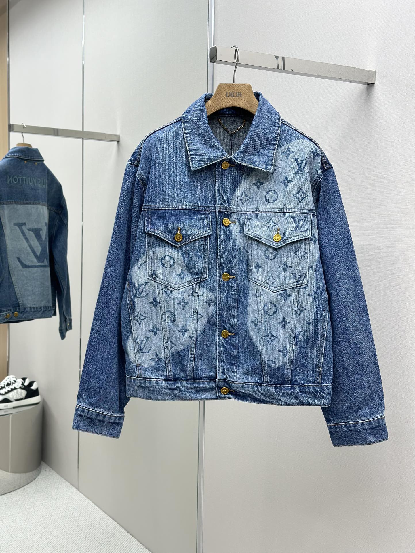 p740 P7401v tail light laser burnout denim jacket, cyclo-spun fabric, finished laser burnout, yeast stone grinding and bleaching plus softening, indigo washed denim.カジュアルなフィット、衝突色のトリプルフラワープリント、ユニセックスフィット、ユニセックスサイズ：46 48 50 52-ハイフェイクバッグ。