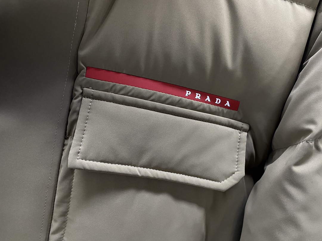 p1540 Prada linea rossa collection veste en duvet d'oie à capuche pour homme (2 couleurs)Linea Rossa a été introduit pour la première fois en 1997 son logo à rayures rouges est depuis devenu une caractéristique unique de la série sera haute performance, l'excellence du design et de l'excellence technique dans la haute mode chaque pièce est façonnée par la technologie la plus avancée est immensément pratique dans la nouvelle Linea Rossa collection 21e siècle. La technologie et la science avancées en matière de textile et de production créent un design à la fois luxueux et pratiqueRemplissage en duvet d'oie blanc 90 selon la norme japonaiseTaille::M-XXXL-usine de haute couture