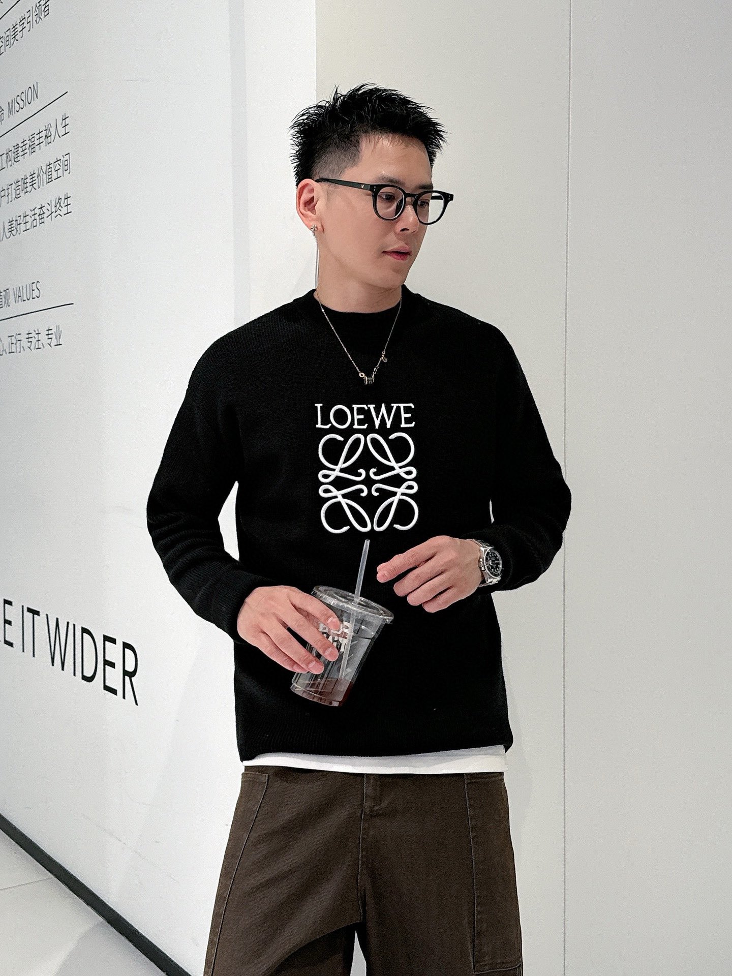 P600 Loewe Loewe 2024 outono e inverno mais recente série de camisola de lã de malha jumper série Counter 1:1 top réplica qualidade total! Parágrafo espessado hipster must-have produto único! Conhecimento do ferro velho pressa para começar Tecido: lã 100%Tamanho M ~ 3XL versão micro larga 178 155 kg desgaste L desgaste máximo 210 kg