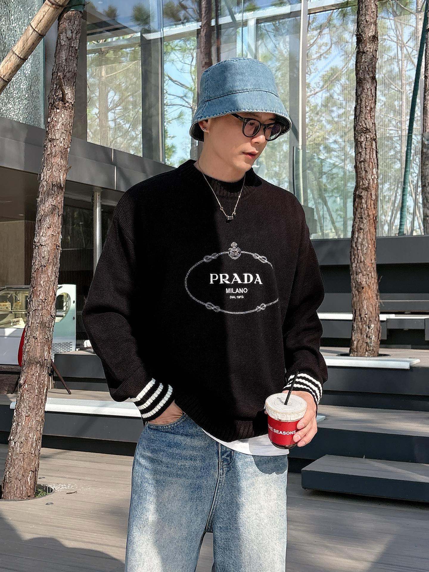 P600 Prada Prada 2024 outono e inverno mais recente série de camisola de lã de malha jumper série Contador 1:1 réplica superior qualidade total! Parágrafo engrossado hipster must-have produto único! Conheça os bens do ferro velho pressa para descer Tecido: 100% lã tamanho M ~ 3XL micro versão ampla 178 155 libras desgaste L desgaste máximo 210 libras-alta réplica handbags