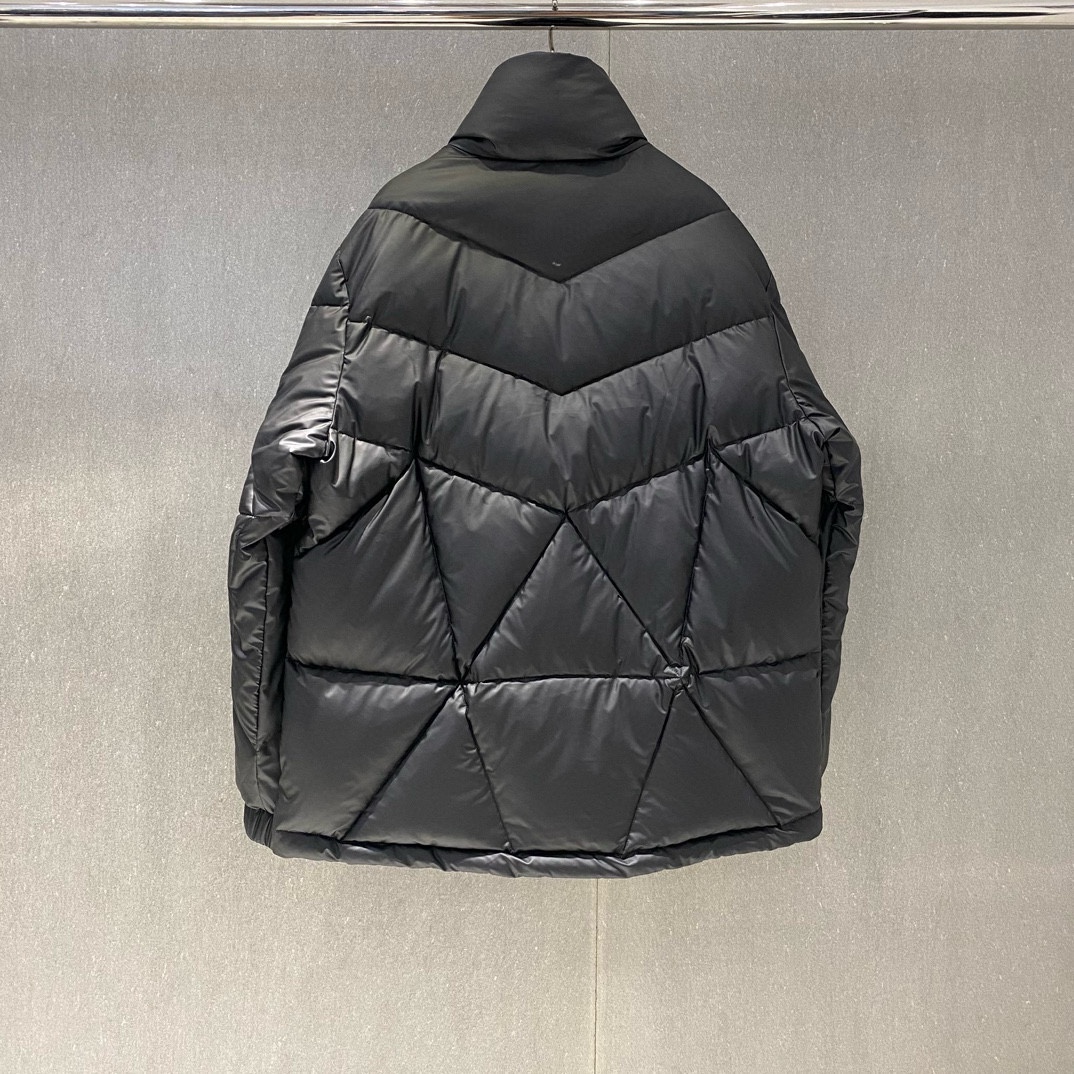 P1320 Prada Prada 2024 outono e inverno novo 💥 carta em relevo jaqueta de gola alta 🔥 usando 90 ganso para baixo enchimento completo Centenas de modelos explosivos Tamanho: 48-56