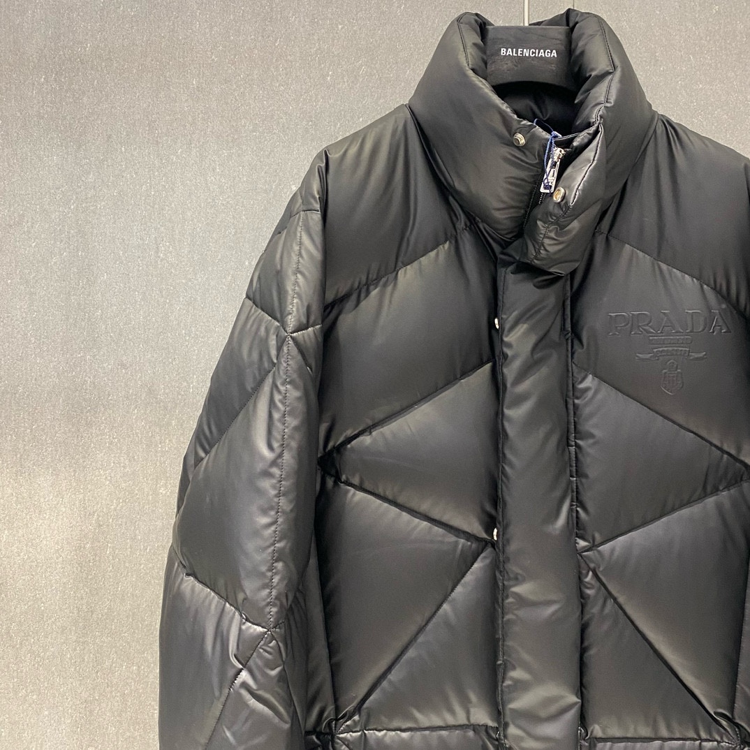 P1320 Prada Prada 2024 outono e inverno novo 💥 carta em relevo jaqueta de gola alta 🔥 usando 90 ganso para baixo enchimento completo Centenas de modelos explosivos Tamanho: 48-56